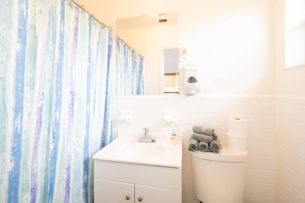 Modern 5 Bedroom Miami Home 15 Min to the Beach