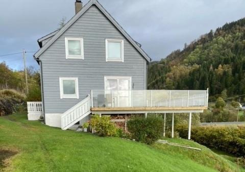 Hauaneset cabin by Norgesbooking- wonderful location at Bjørnefjorden view 2