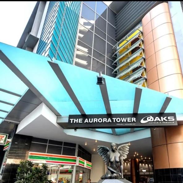 Hotel Brisbane Break Panoramic River Views Free Parking - Image 1