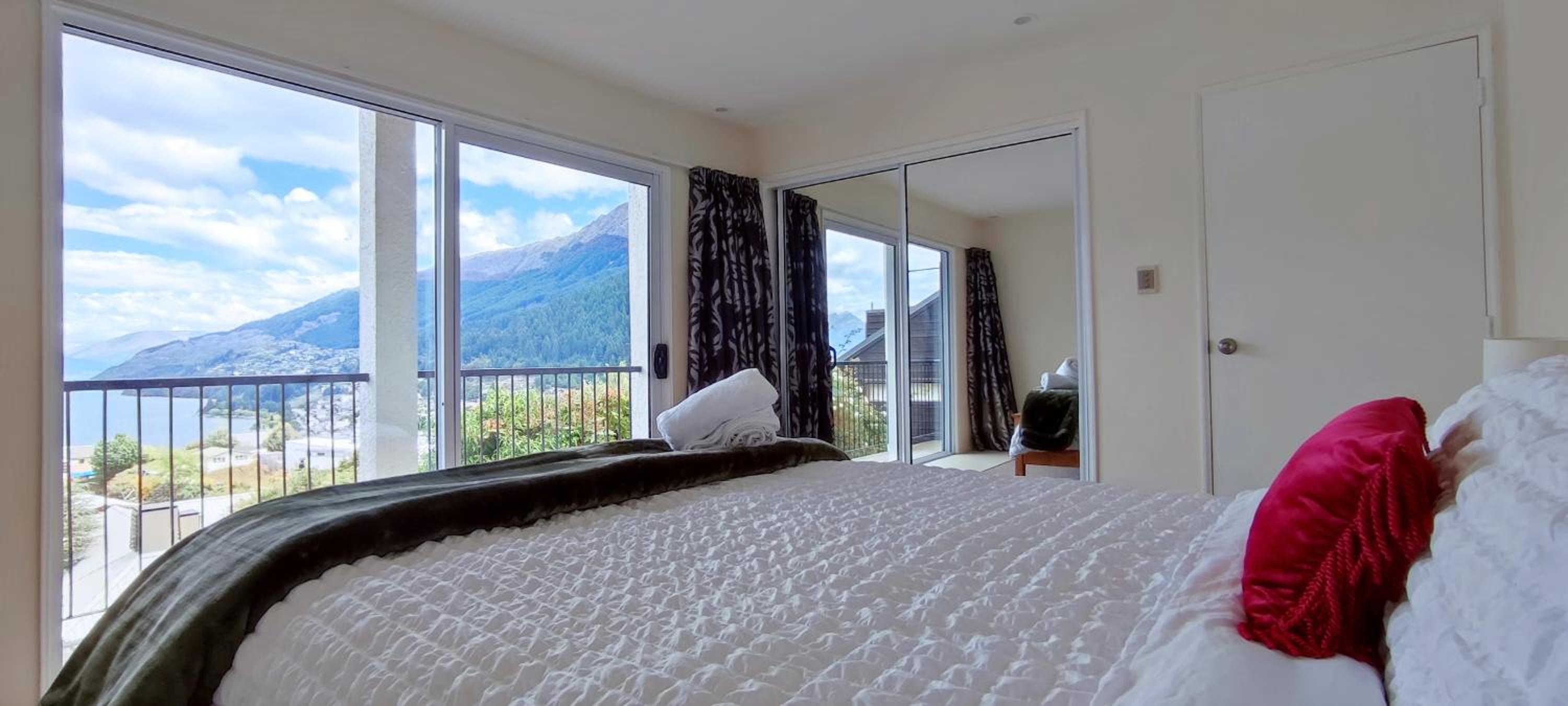 Cosy Lakeview Apartment view 4