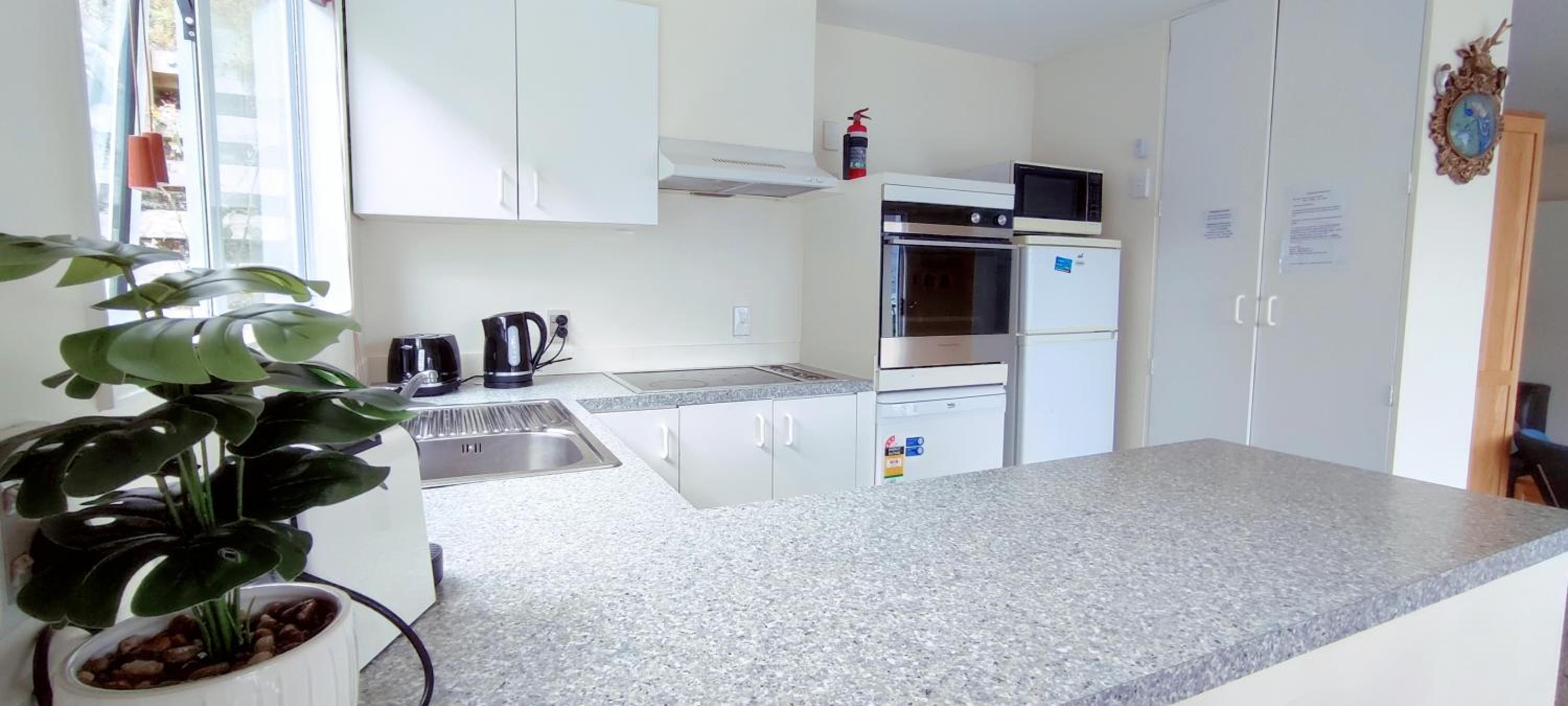 Cosy Lakeview Apartment view 3