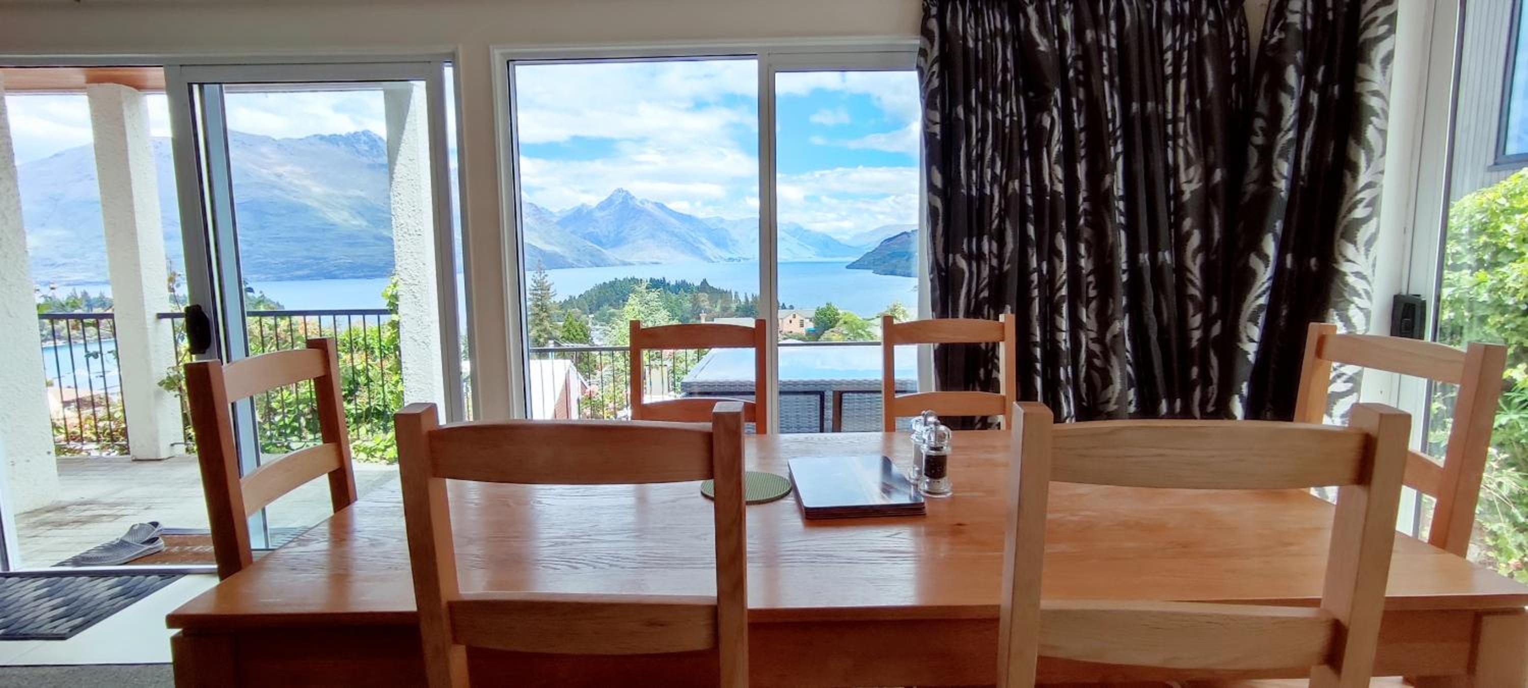 Cosy Lakeview Apartment view 2