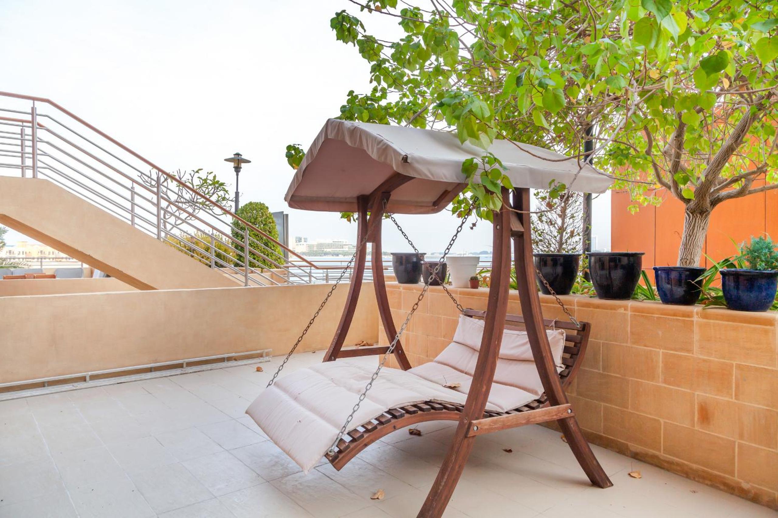 Tiara Beach Residences, Palm Jumeirah Dubai - Mint Stay