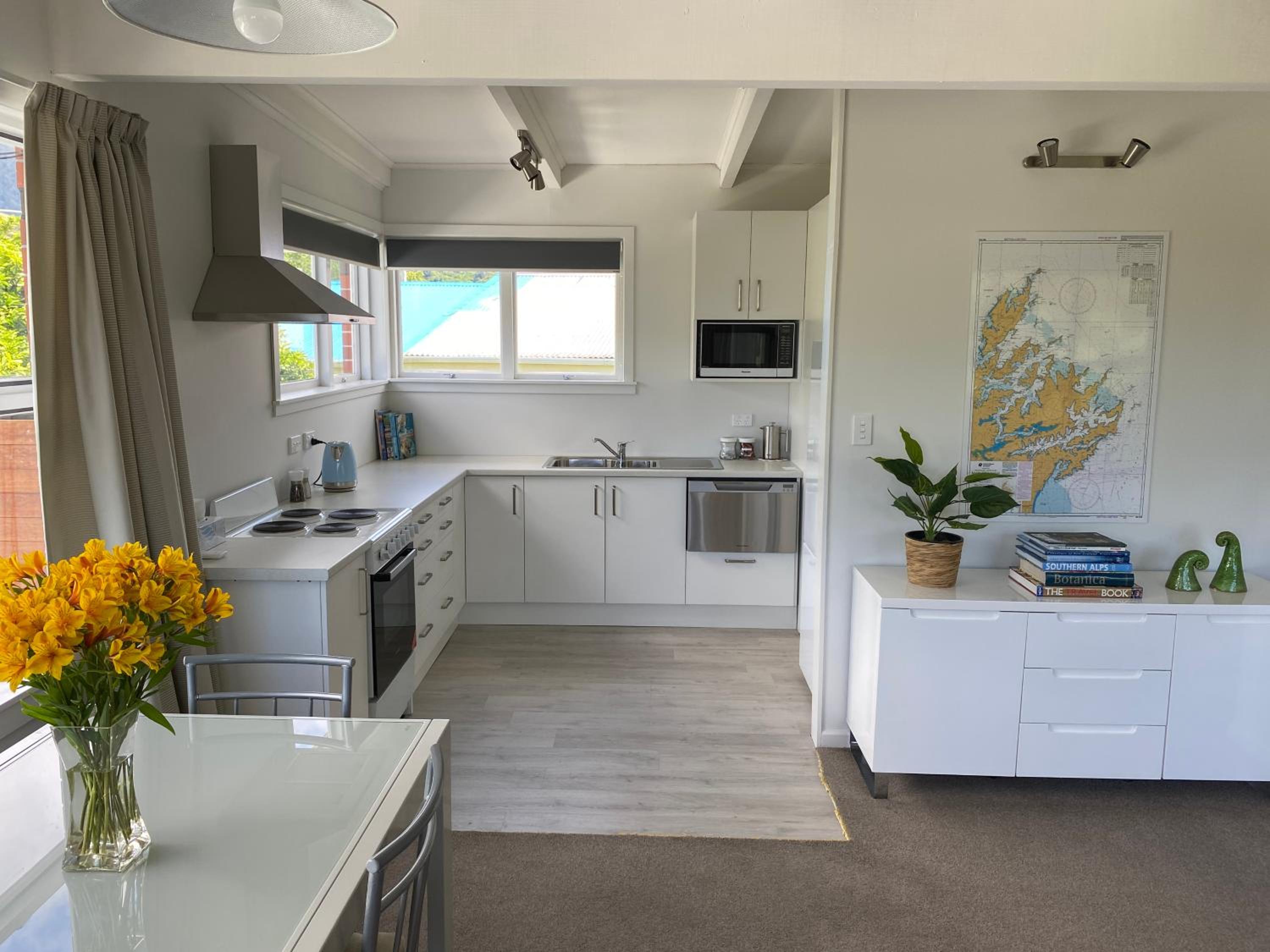 Sounds Good - Waikawa Holiday Home and Berth view 3