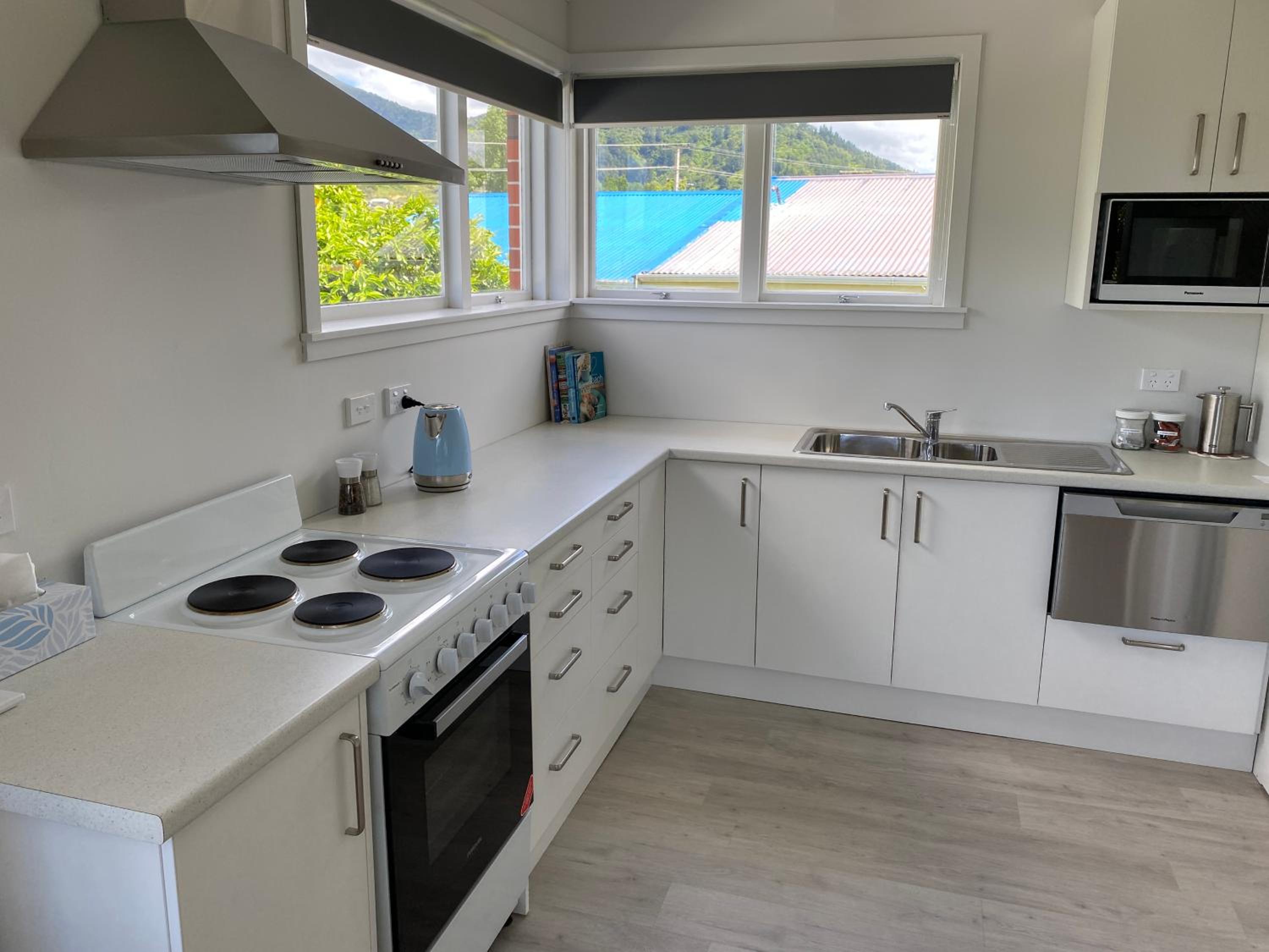 Sounds Good - Waikawa Holiday Home and Berth view 4