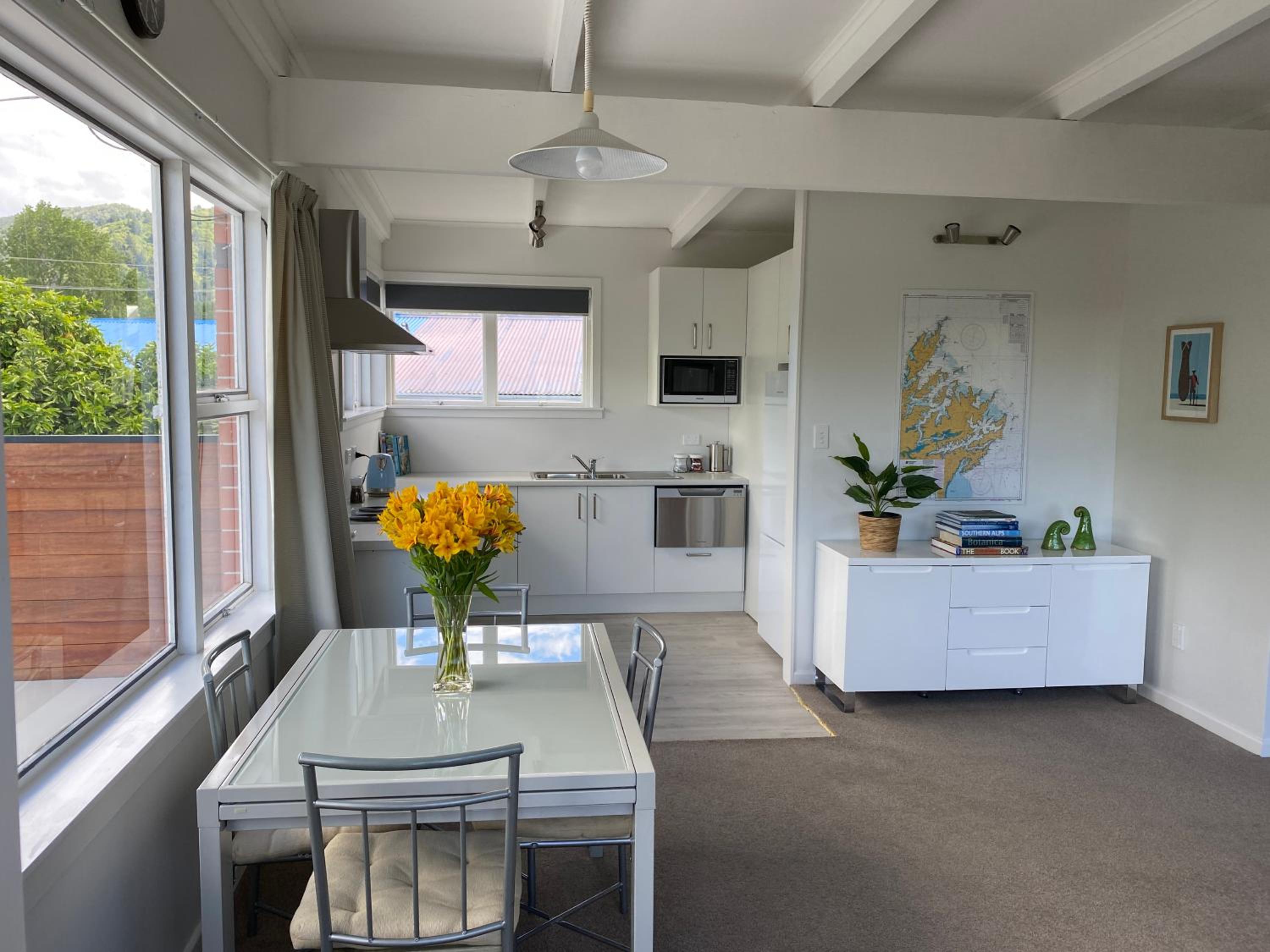 Sounds Good - Waikawa Holiday Home and Berth view 5