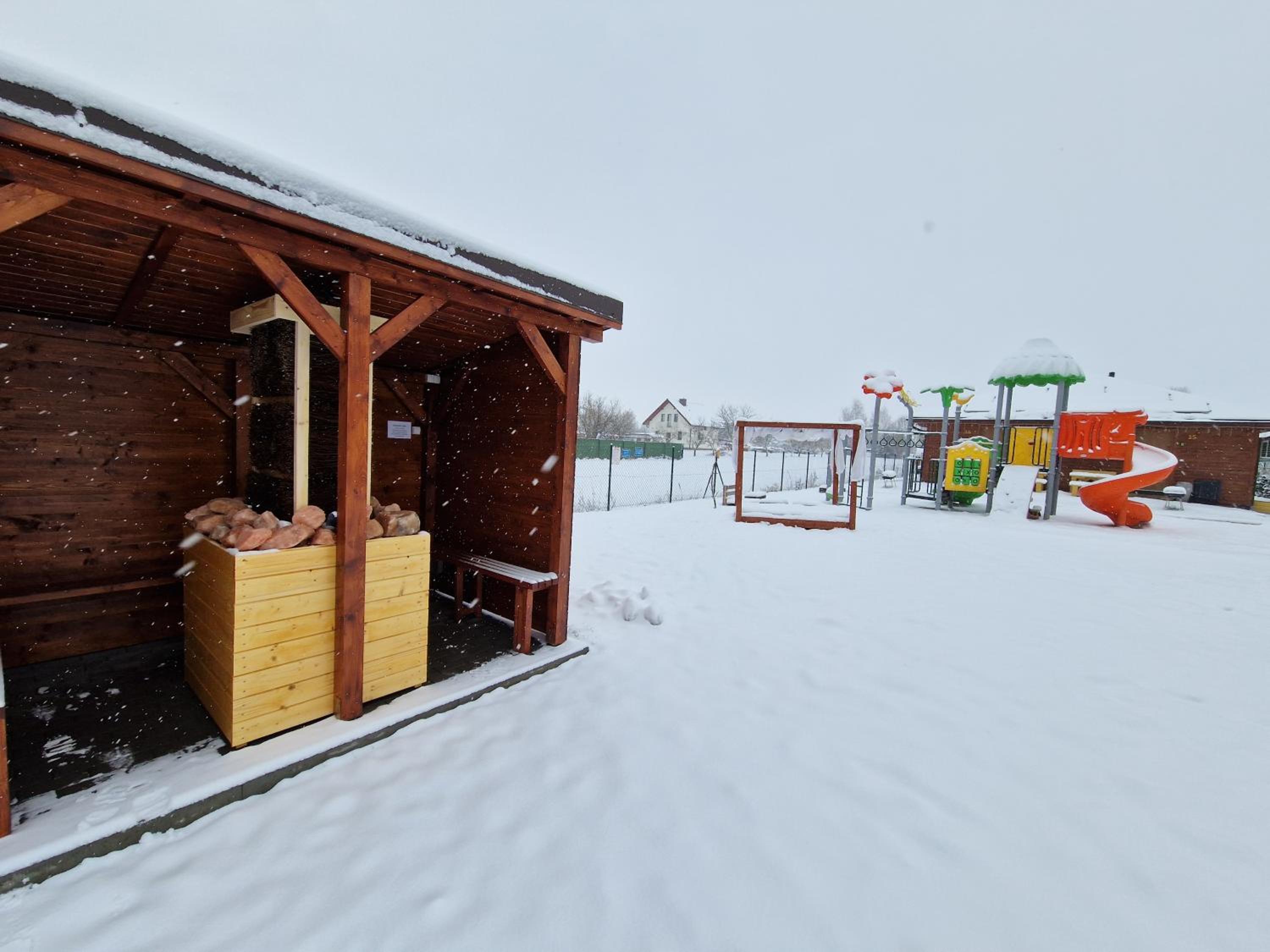 Apartament z Tężnią Solankową, Sauną, Kominkiem LED nad Jeziorem Żywieckim