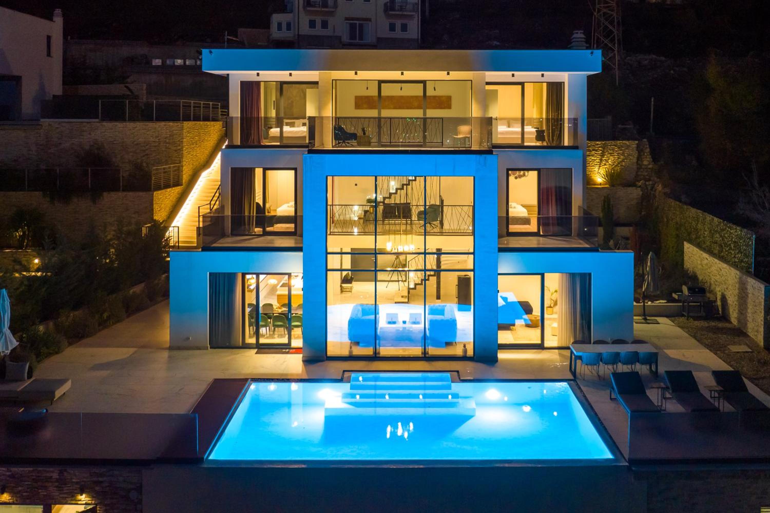 Hotel Villa Esarjo With Heated Pool And Sea View