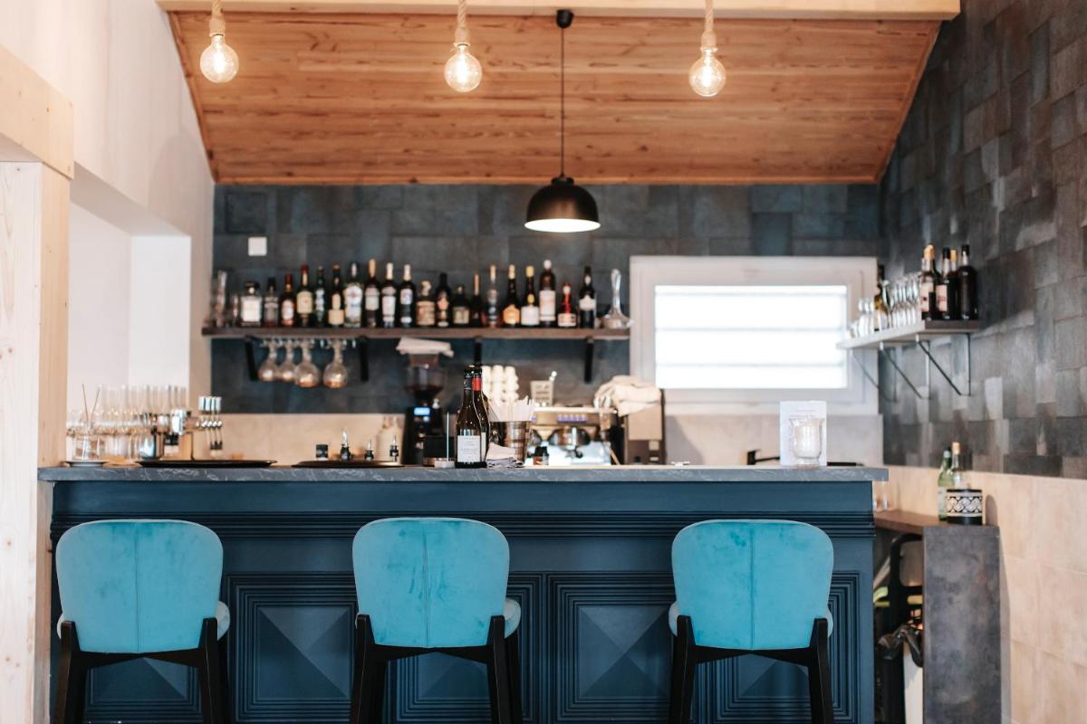 bar