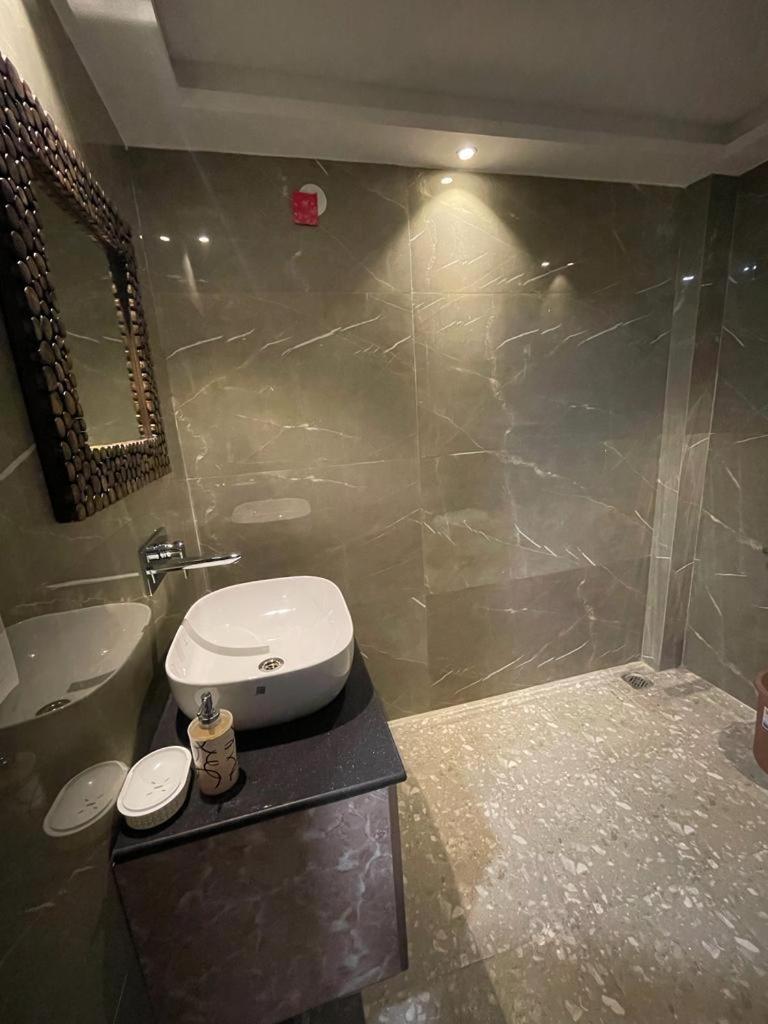 FlxHo Uno - Serviced Apartment & Rooms - Golf Course Road view 4