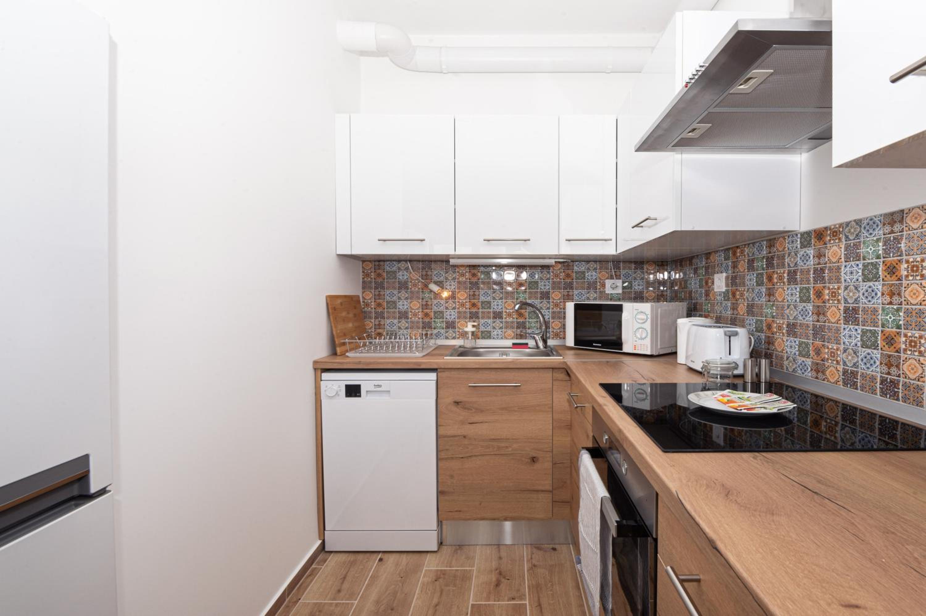 WaterFront City Apartments by FirstHost view 5