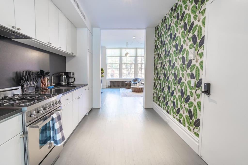 E10-2 Designer East Village Townhouse 1BR W D