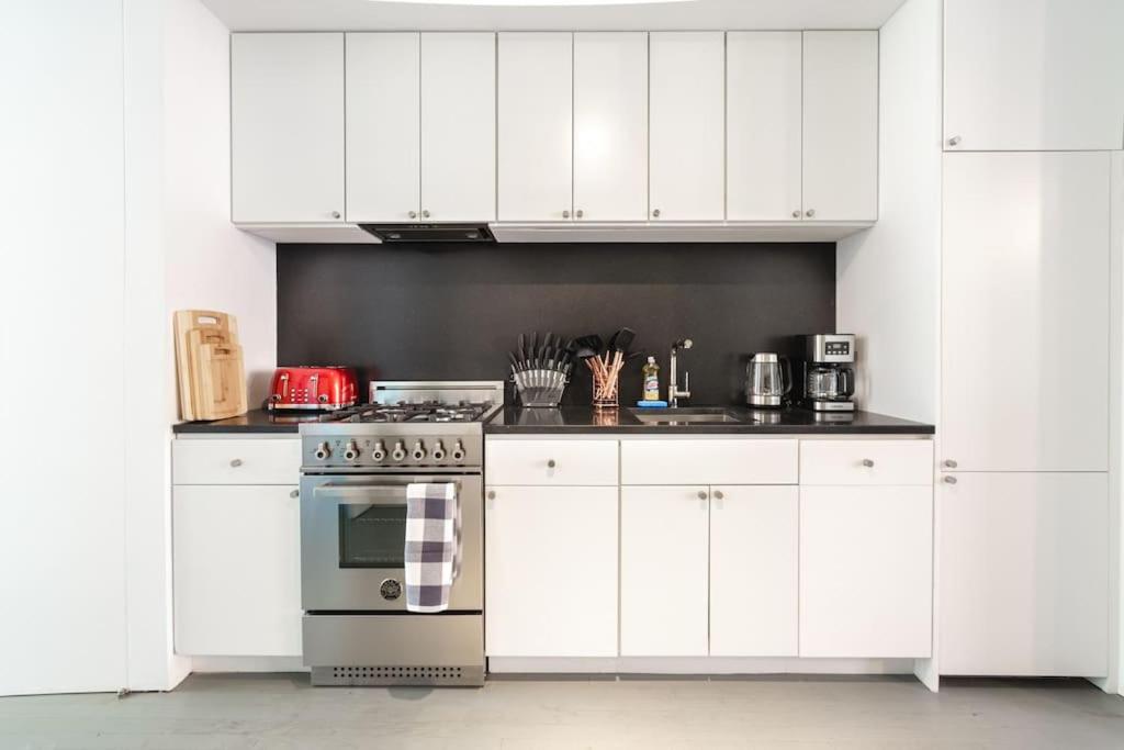 E10-2 Designer East Village Townhouse 1BR W D