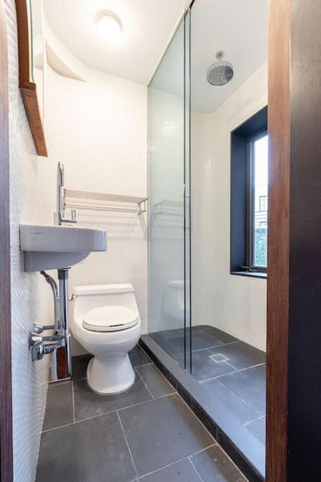 E10-2 Designer East Village Townhouse 1BR W D