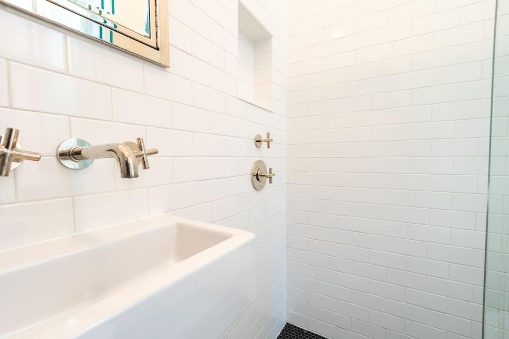 E10-2 Designer East Village Townhouse 1BR W D
