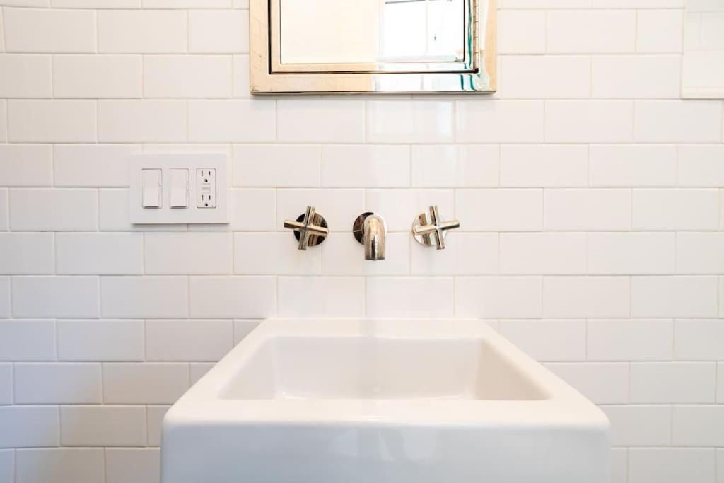 E10-2 Designer East Village Townhouse 1BR W D