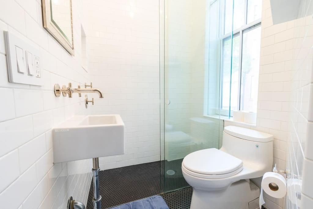 E10-2 Designer East Village Townhouse 1BR W D