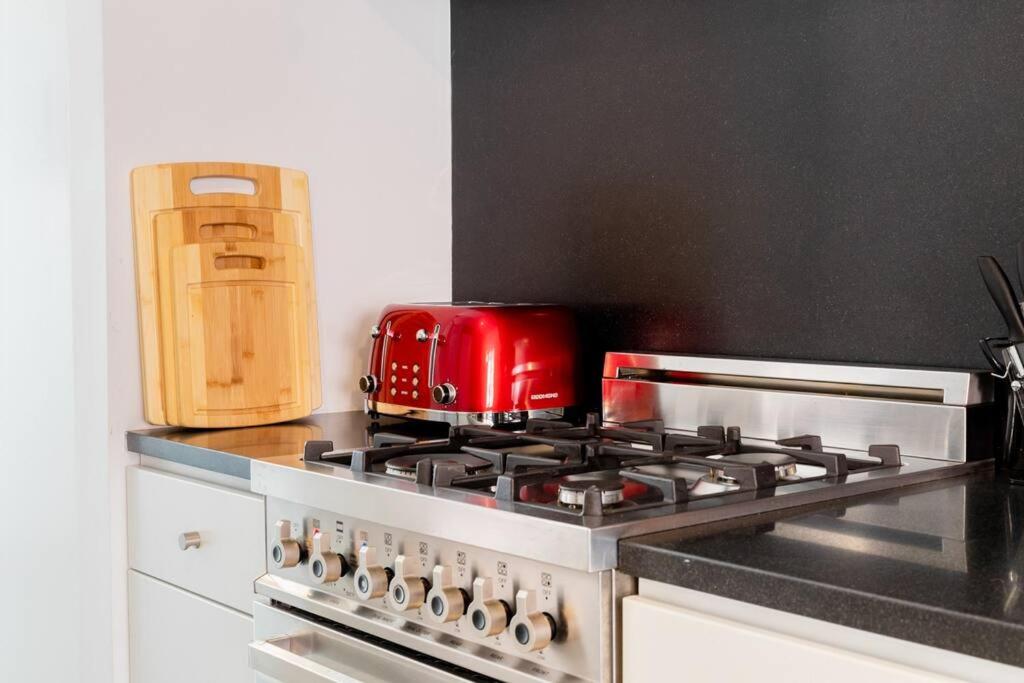 E10-2 Designer East Village Townhouse 1BR W D