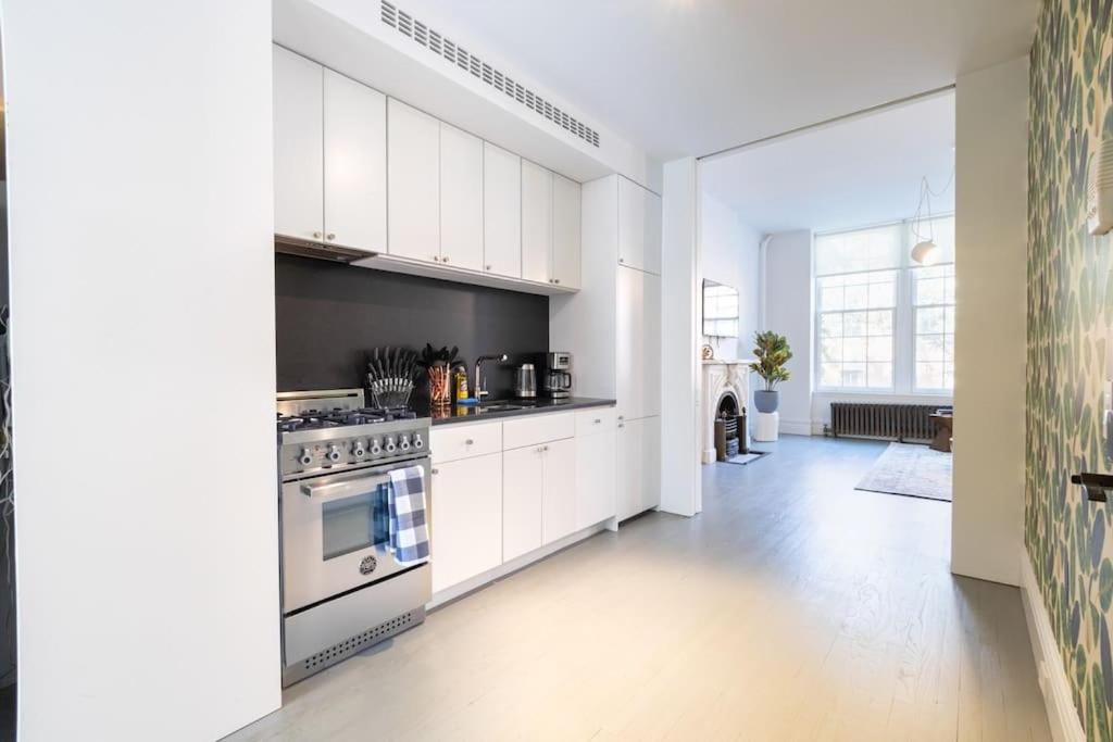 E10-2 Designer East Village Townhouse 1BR W D