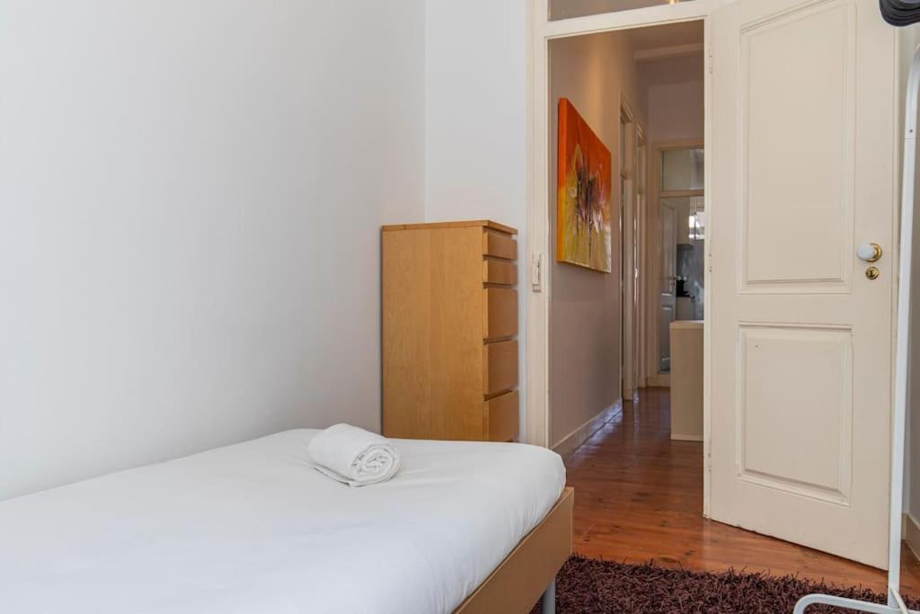 Typical Lisbon Apartment 2bdr view 3