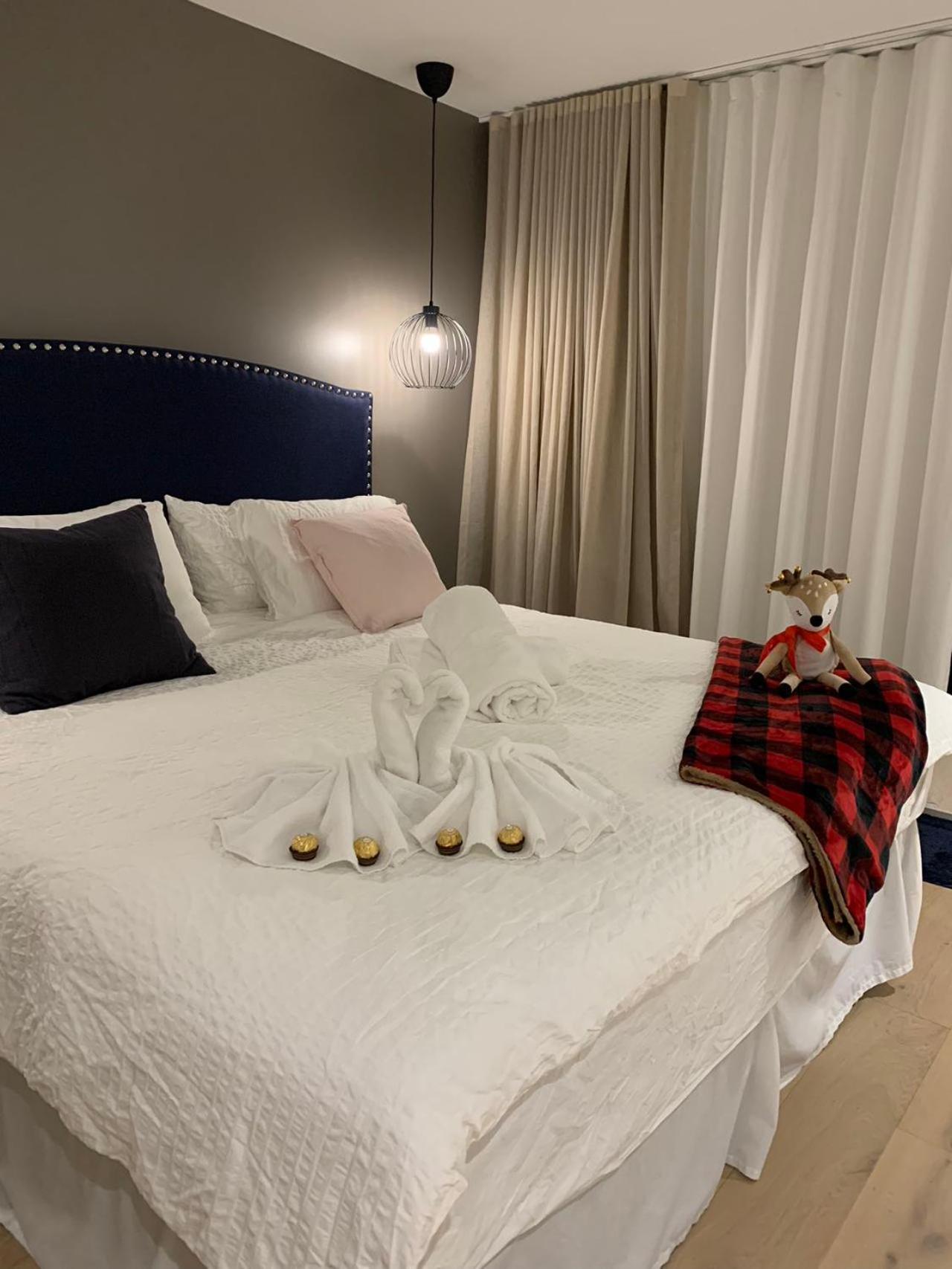 Studio with king bed, sofa bed and terrace Mont-Tremblant