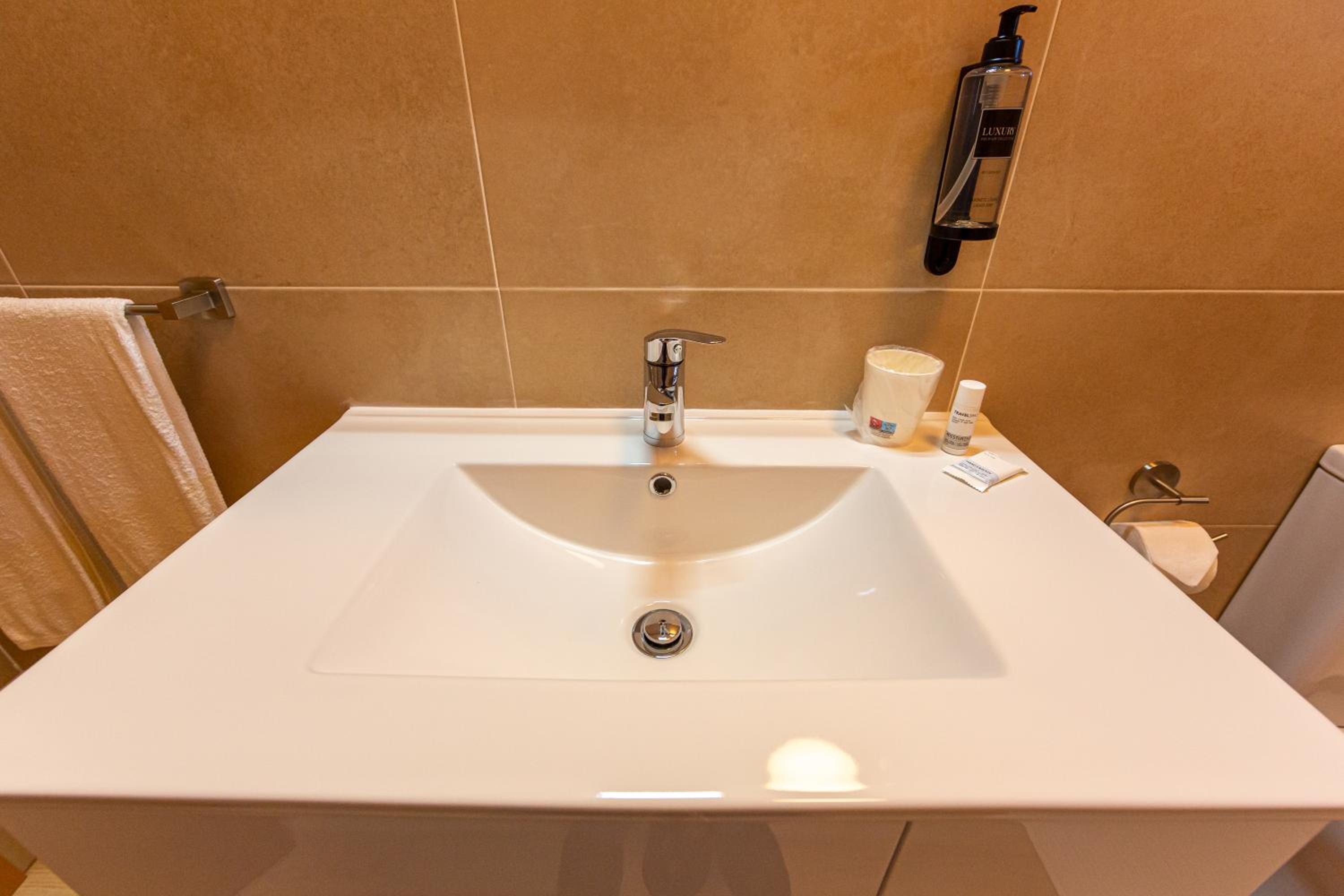 Luxury Palm Suites view 5