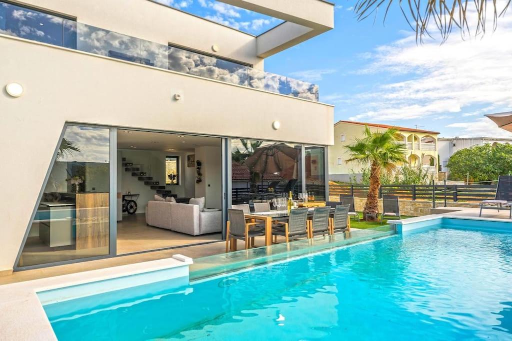 Villa Leonie, luxury villa with private pool view 3