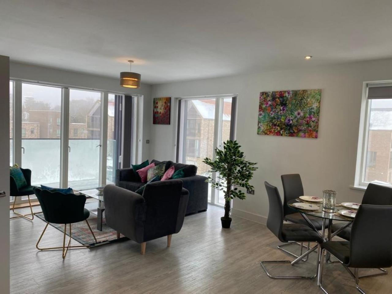 Contemporary & Exquisite Apartment w Free Parking - 10 mins walk to Addenbrookes, Papworth hospitals & Bio Medical Campus view 3