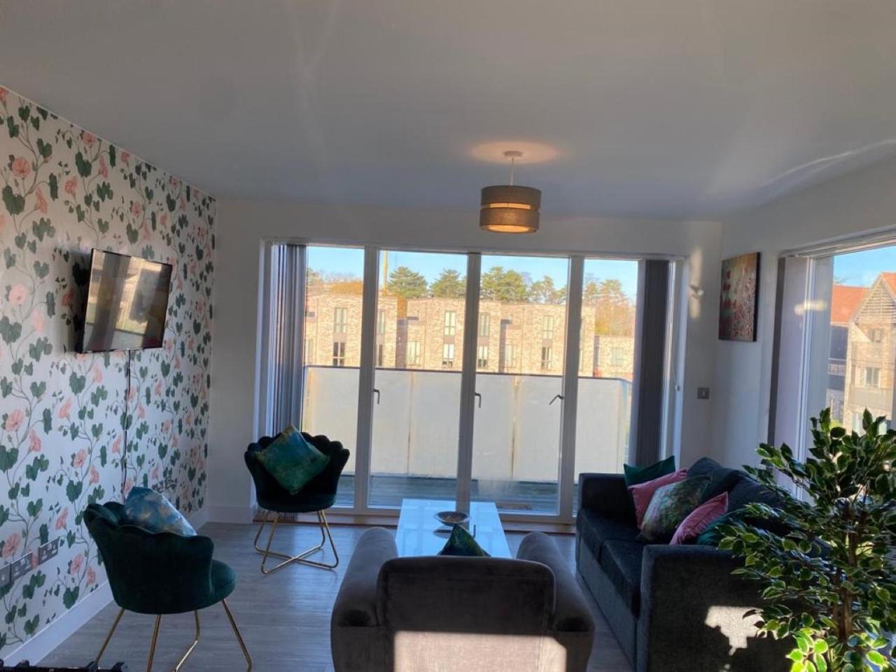 Contemporary & Exquisite Apartment w Free Parking - 10 mins walk to Addenbrookes, Papworth hospitals & Bio Medical Campus view 2