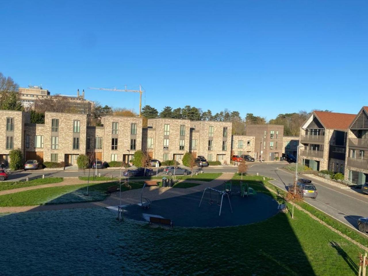 Contemporary & Exquisite Apartment w Free Parking - 10 mins walk to Addenbrookes, Papworth hospitals & Bio Medical Campus view 4