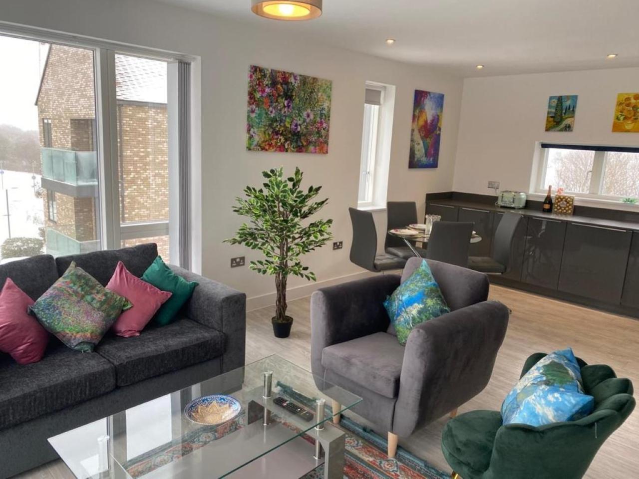 Contemporary & Exquisite Apartment w Free Parking - 10 mins walk to Addenbrookes, Papworth hospitals & Bio Medical Campus view 5