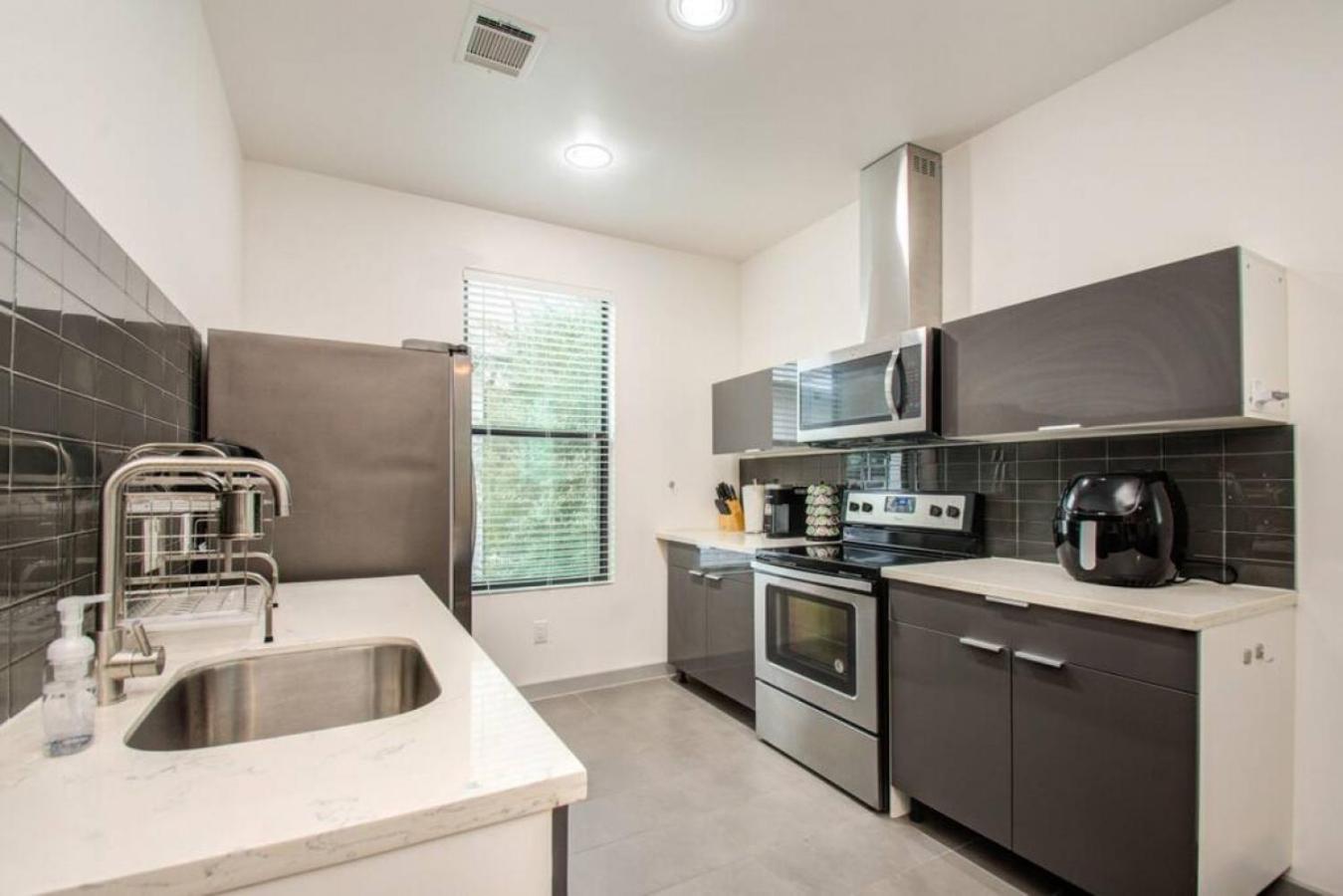 Modern 2 Bedroom 2 Bathroom Near Downtown Houston view 3