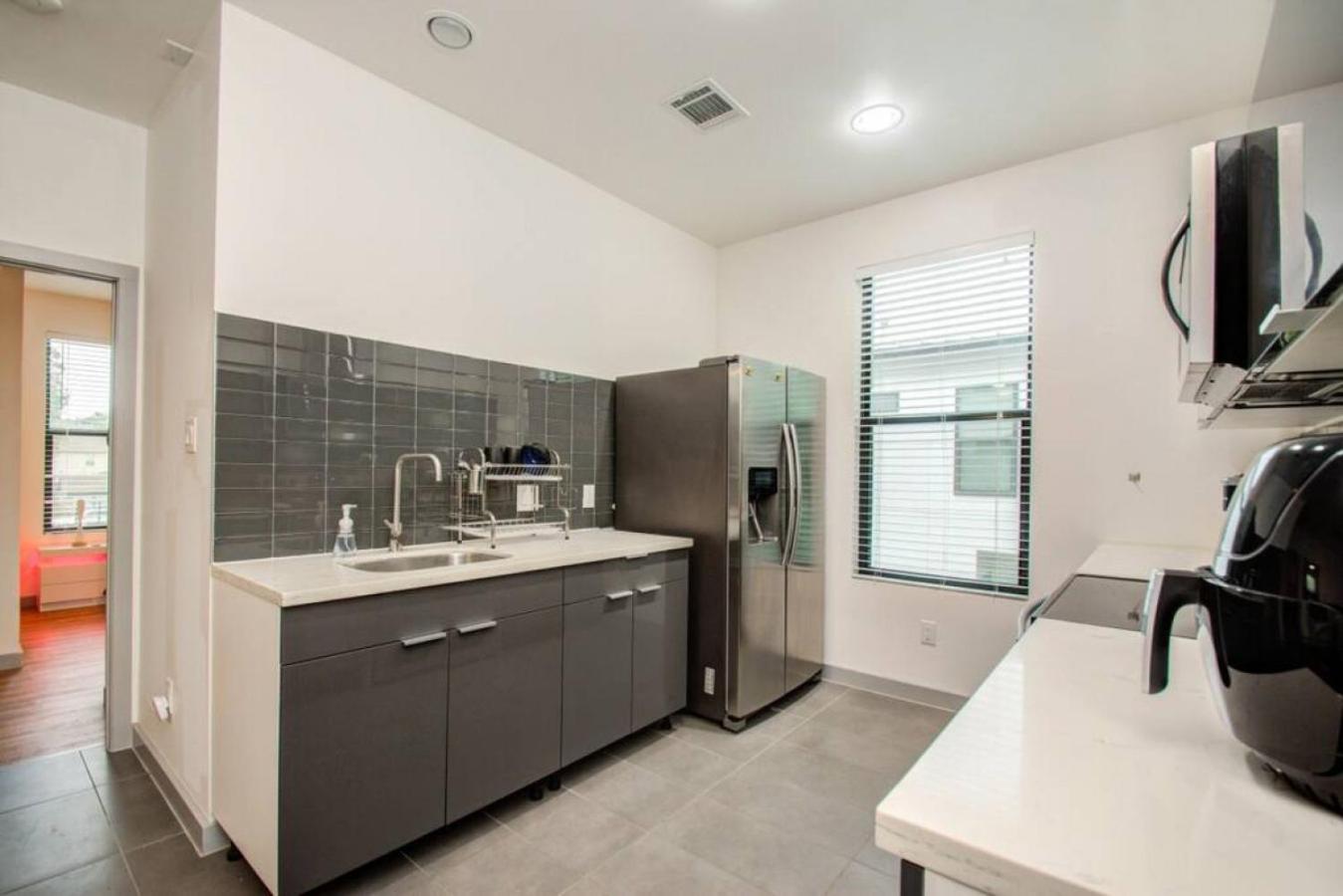 Modern 2 Bedroom 2 Bathroom Near Downtown Houston view 4