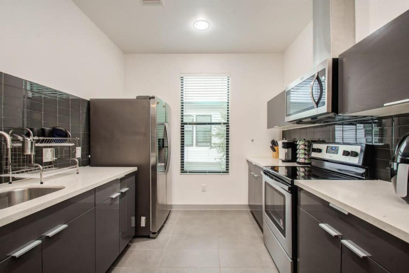 Modern 2 Bedroom 2 Bathroom Near Downtown Houston view 5