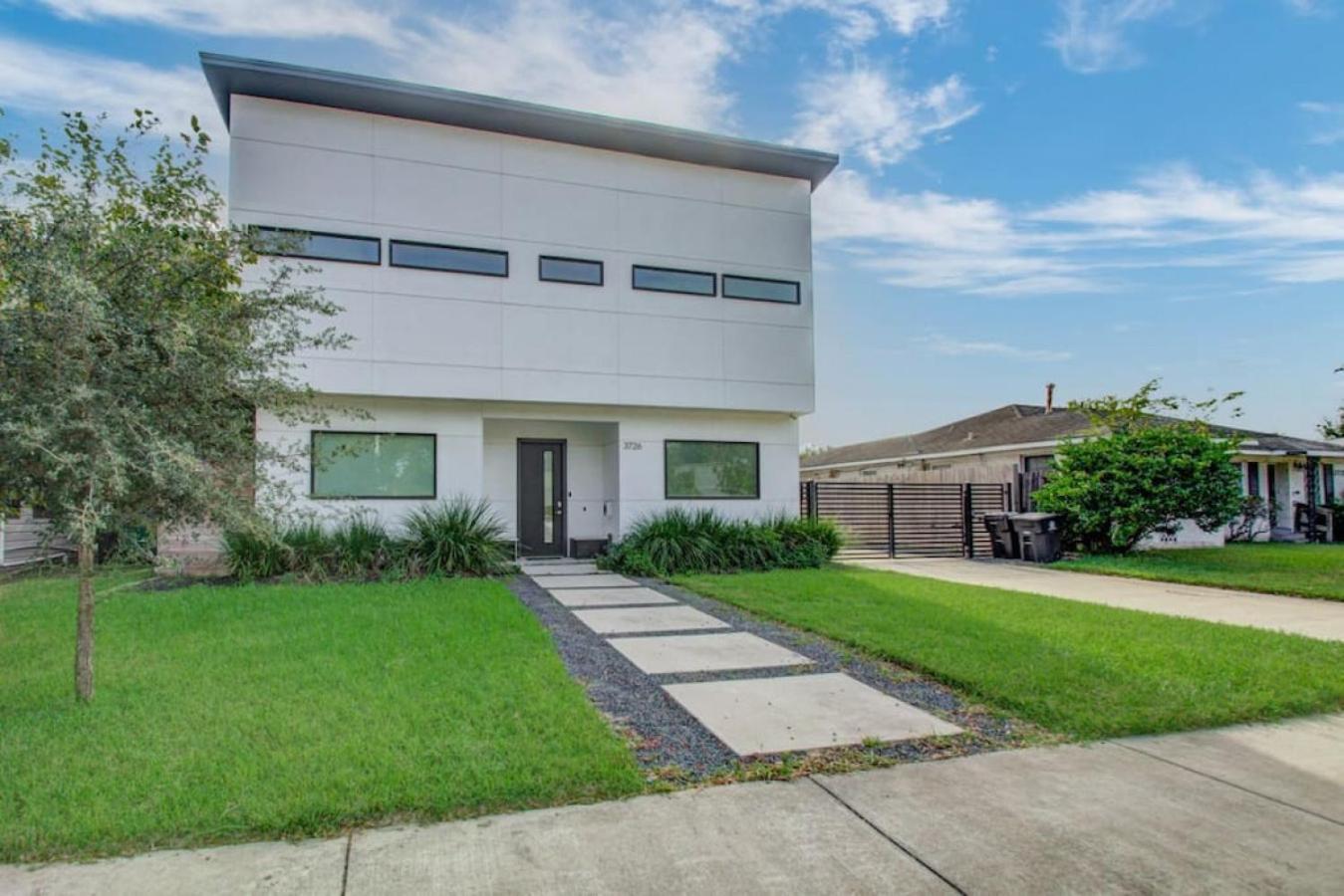 Modern 4 Bedroom 4 Bathroom Near Downtown Houston view 4