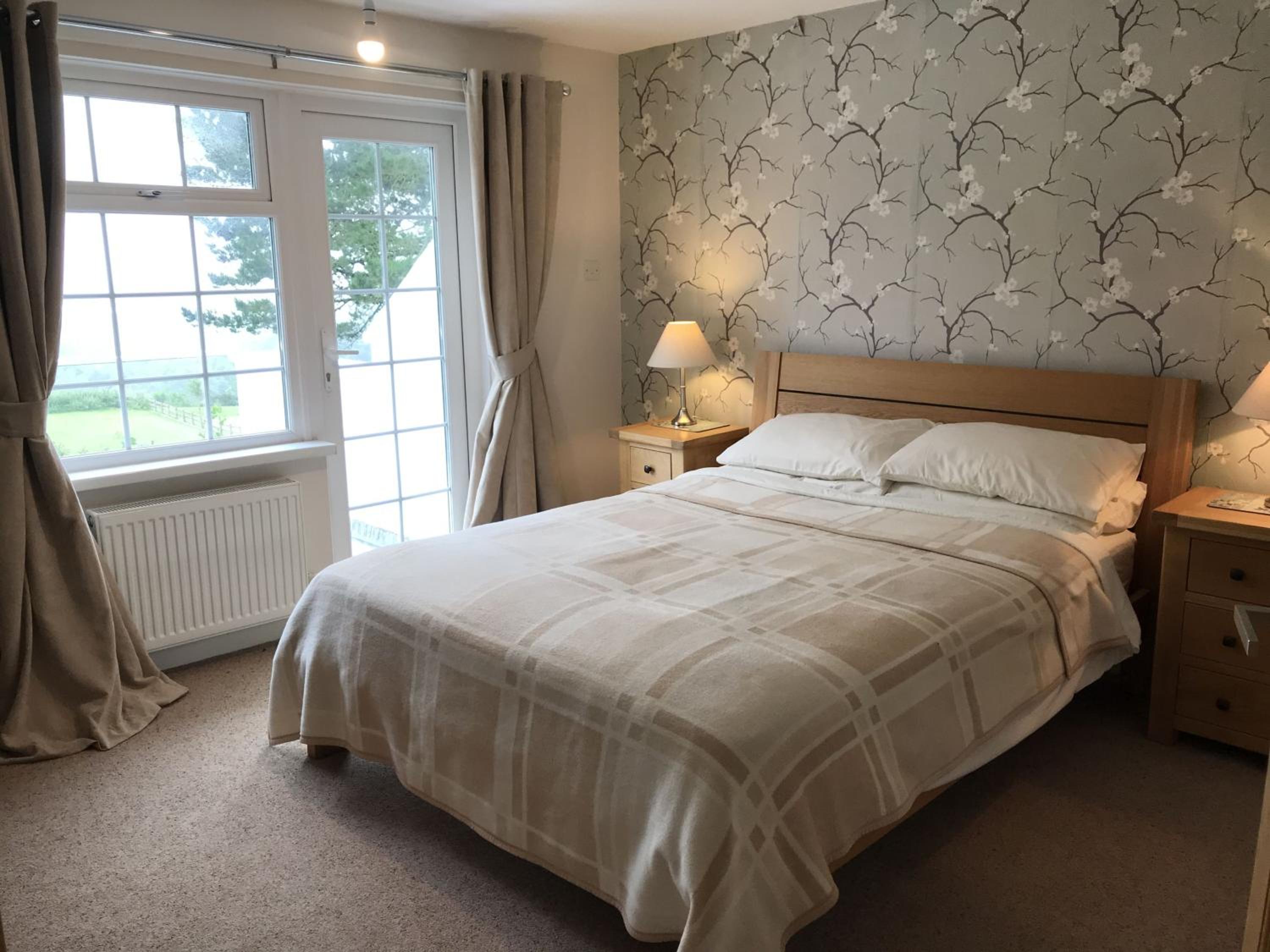 BRAUNTON WHITE HOUSE 4 Bedrooms view 2