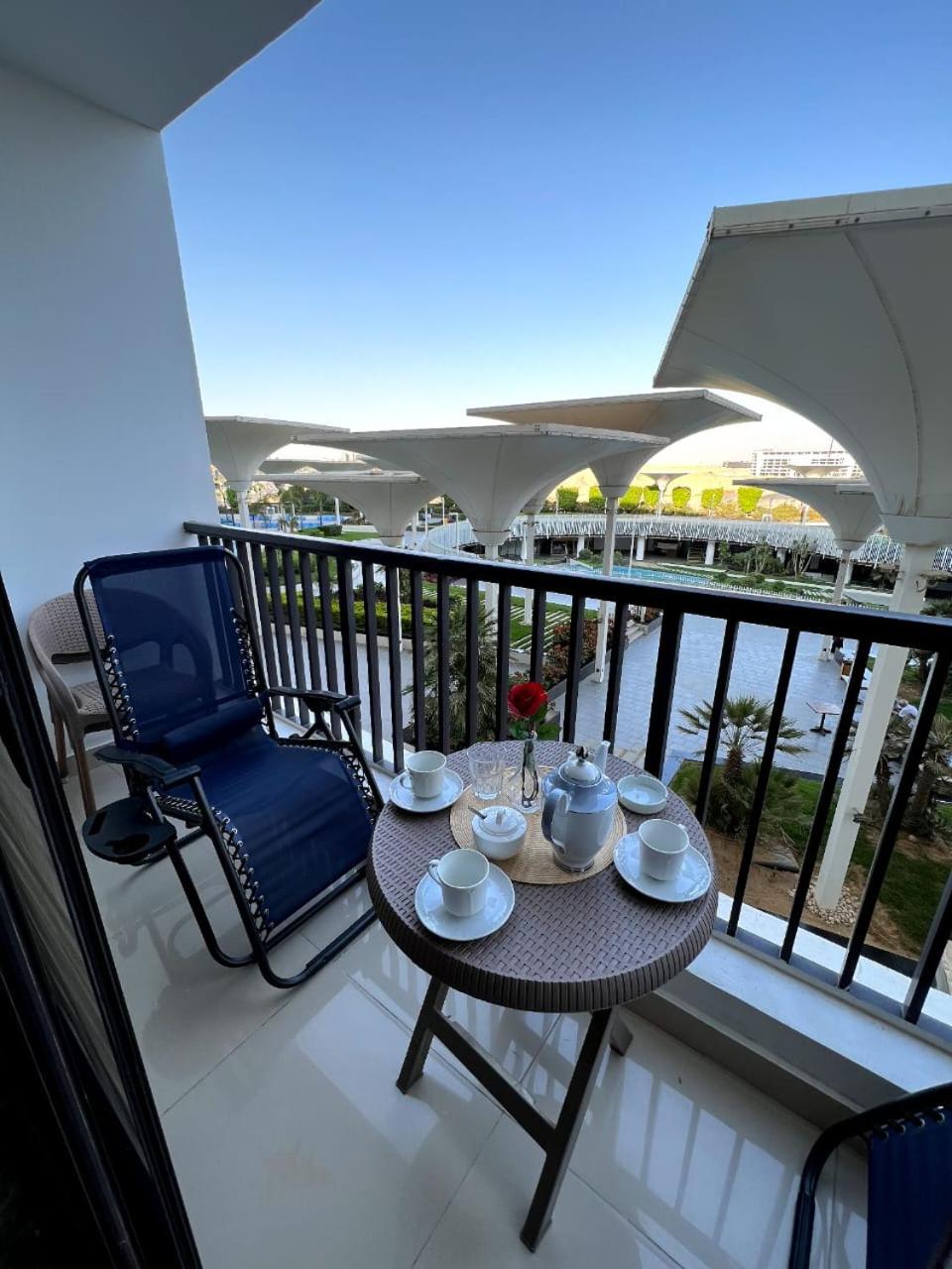 Luxury hotel apartment with pools in front AUC