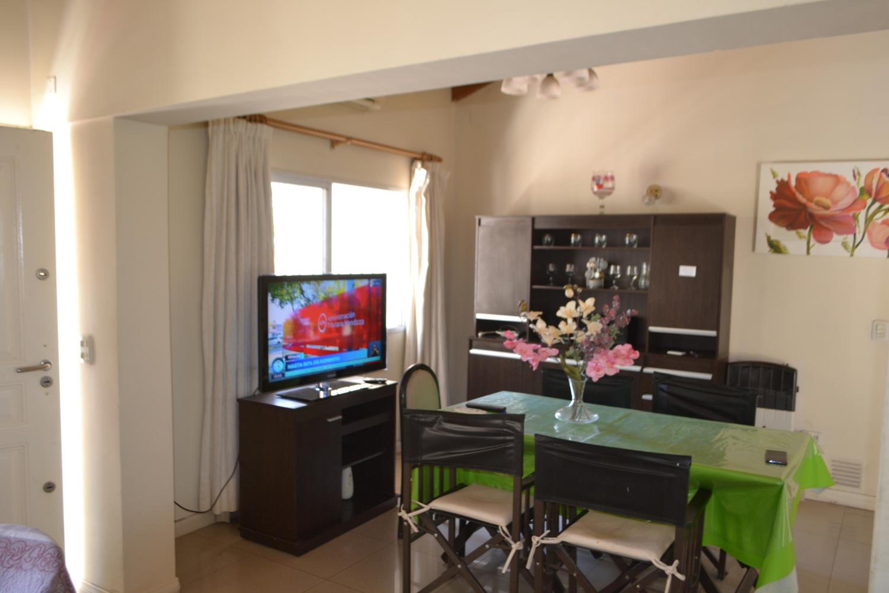 CASA AMPLIA CON COCHERA INCLUIDA CON CAPACIDAD HASTA 7 pasajeros