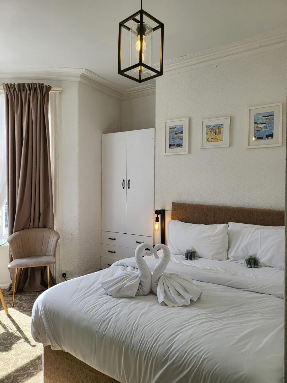 Seaside ground floor flat WIFI & FREE parking view 4