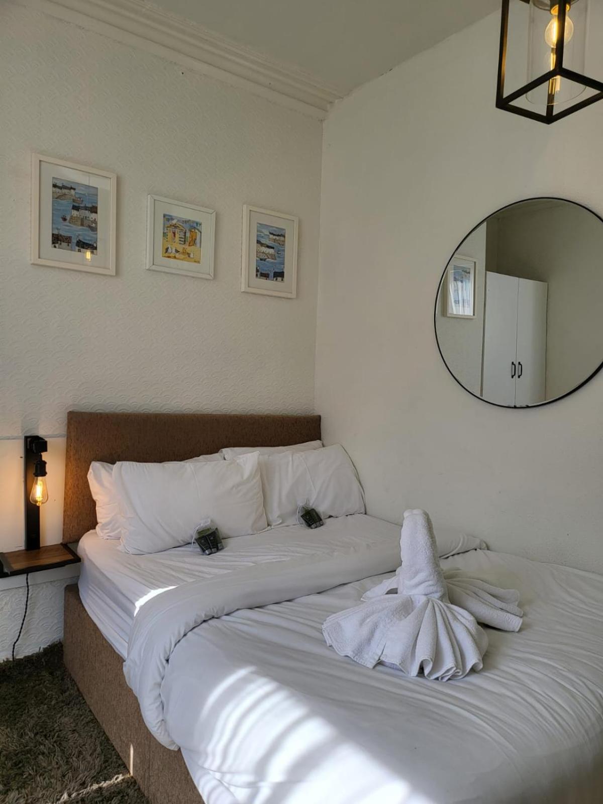 Seaside ground floor flat WIFI & FREE parking view 3