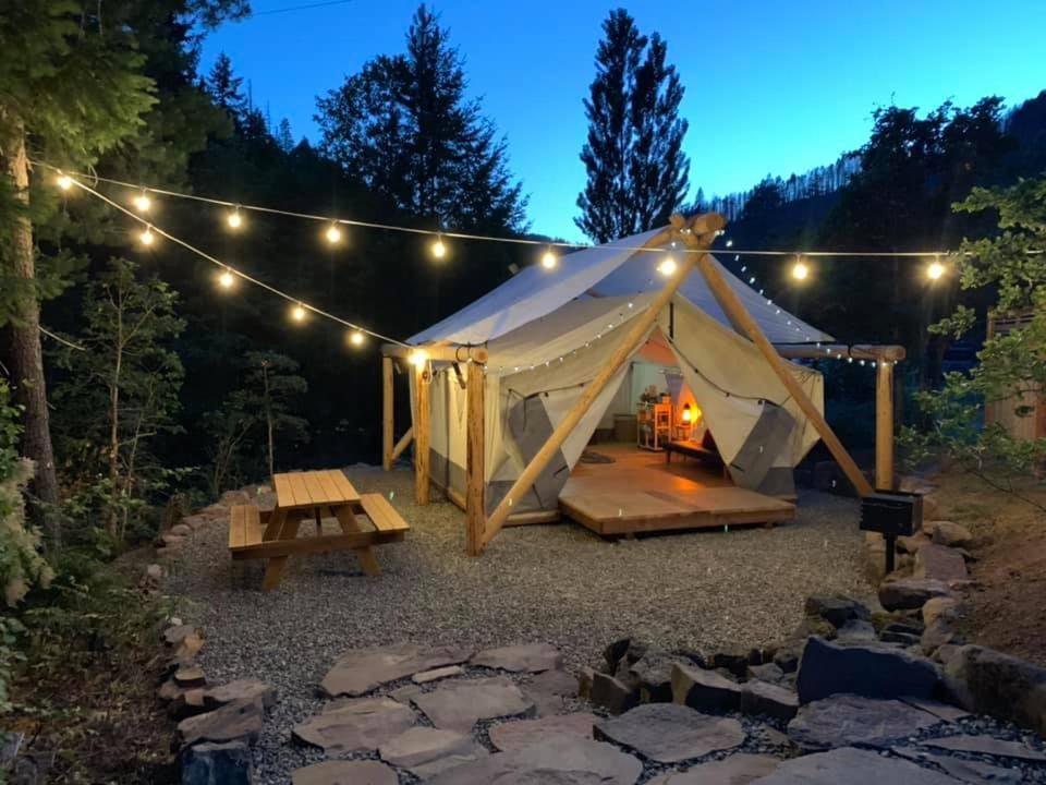 Umpqua's Last Resort - Wilderness Cabins, RV Park & Glamping view 2