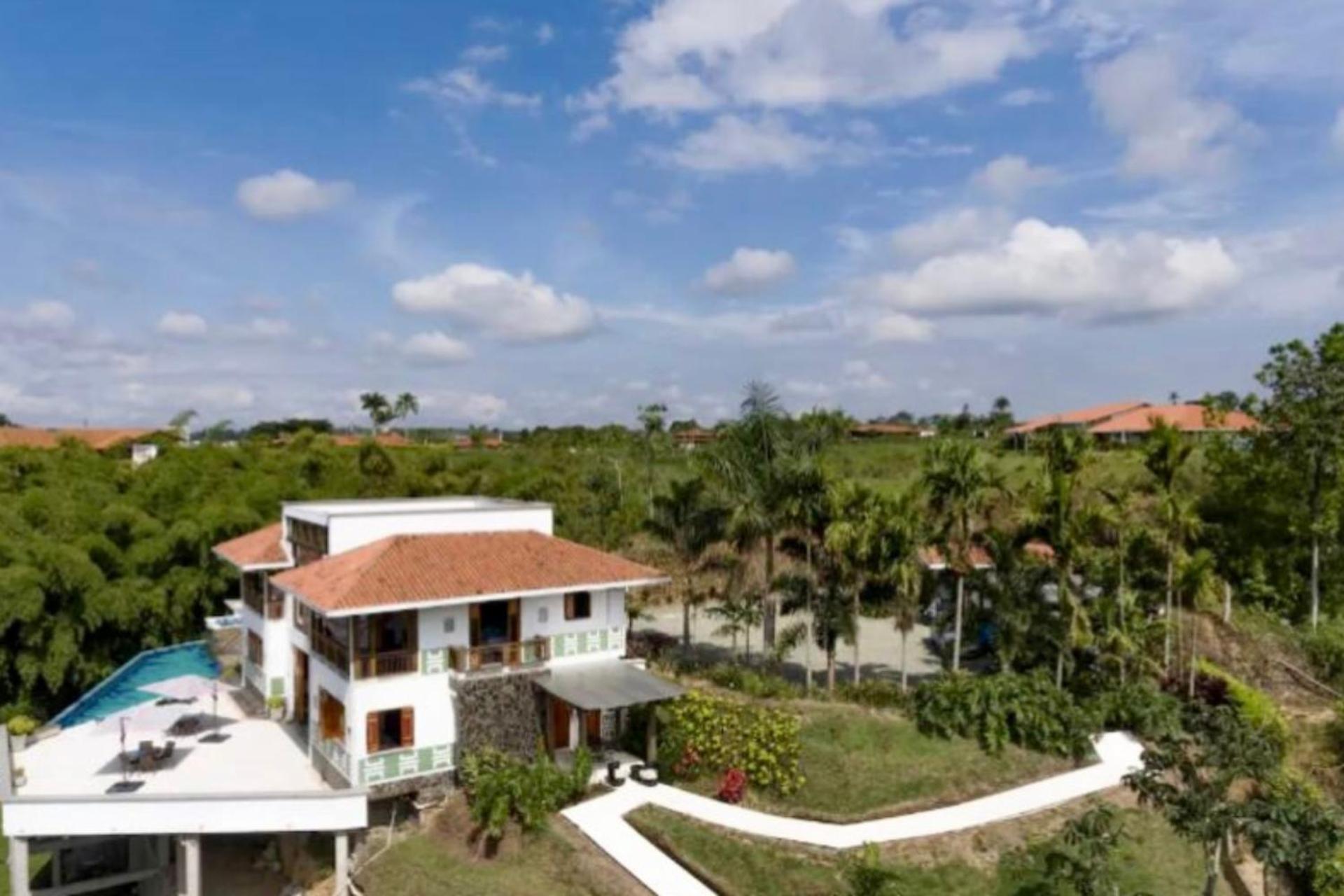 Casa Campestre Montenegro cerca al Parque del Café con piscina privada