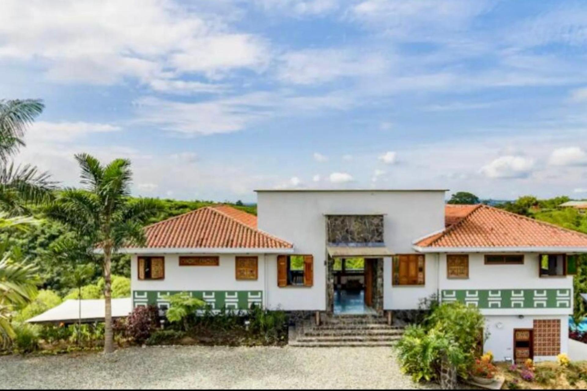 Casa Campestre Montenegro cerca al Parque del Café con piscina privada