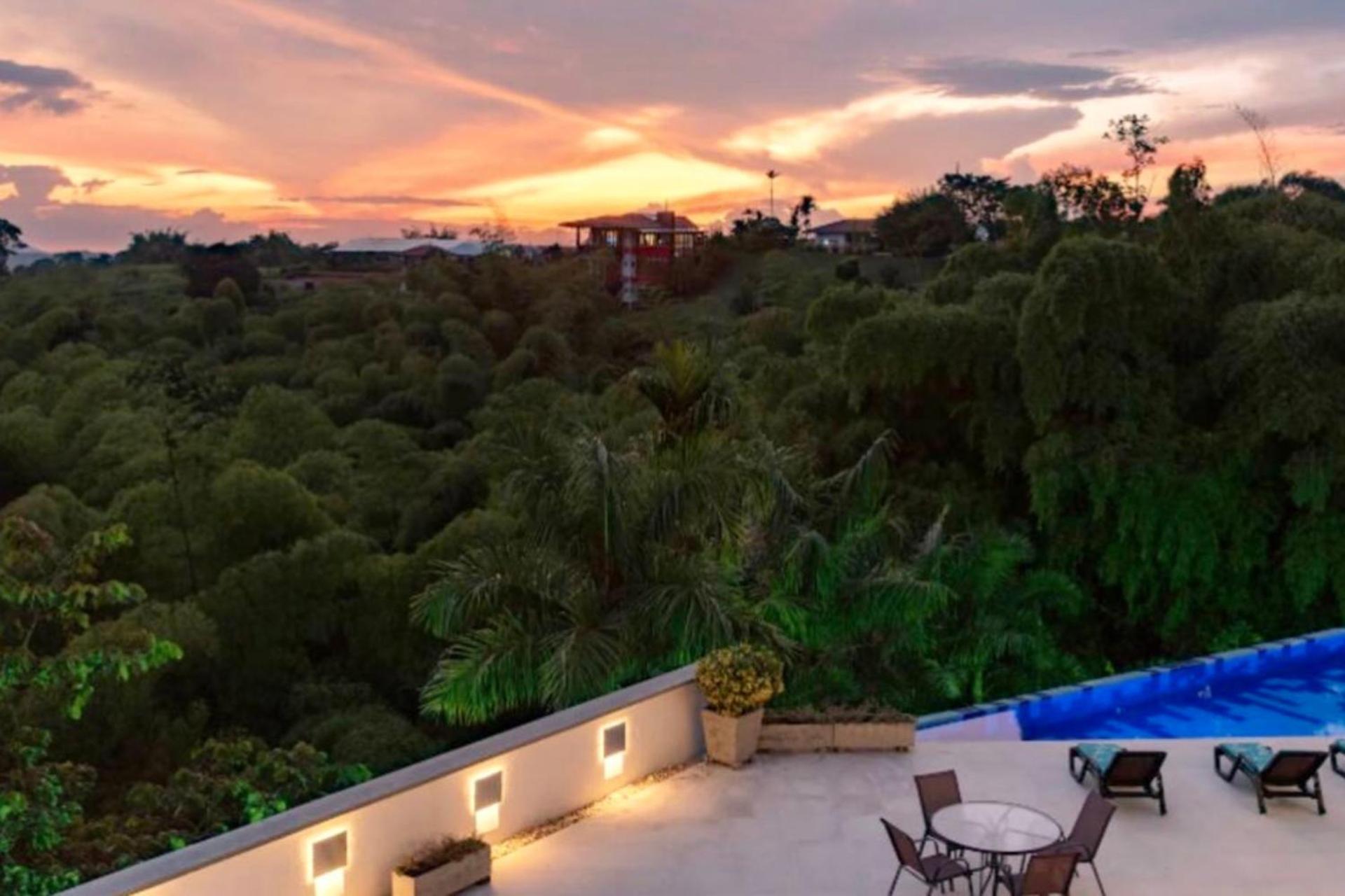 Casa Campestre Montenegro cerca al Parque del Café con piscina privada