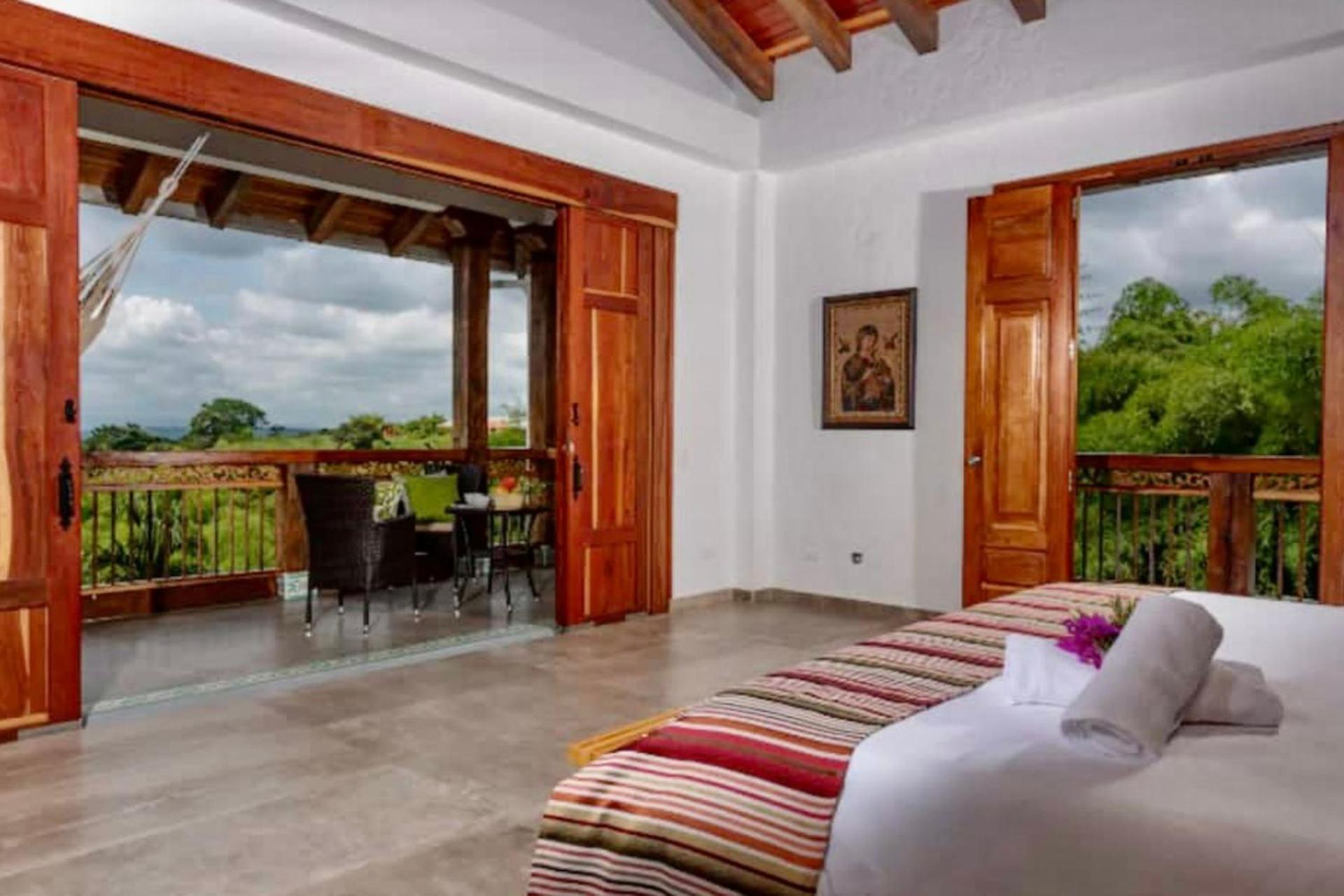 Casa Campestre Montenegro cerca al Parque del Café con piscina privada