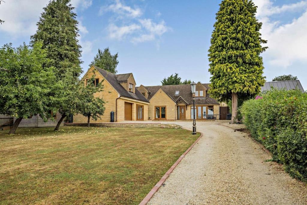 Beautiful 4-5 bedroom village house with rural views