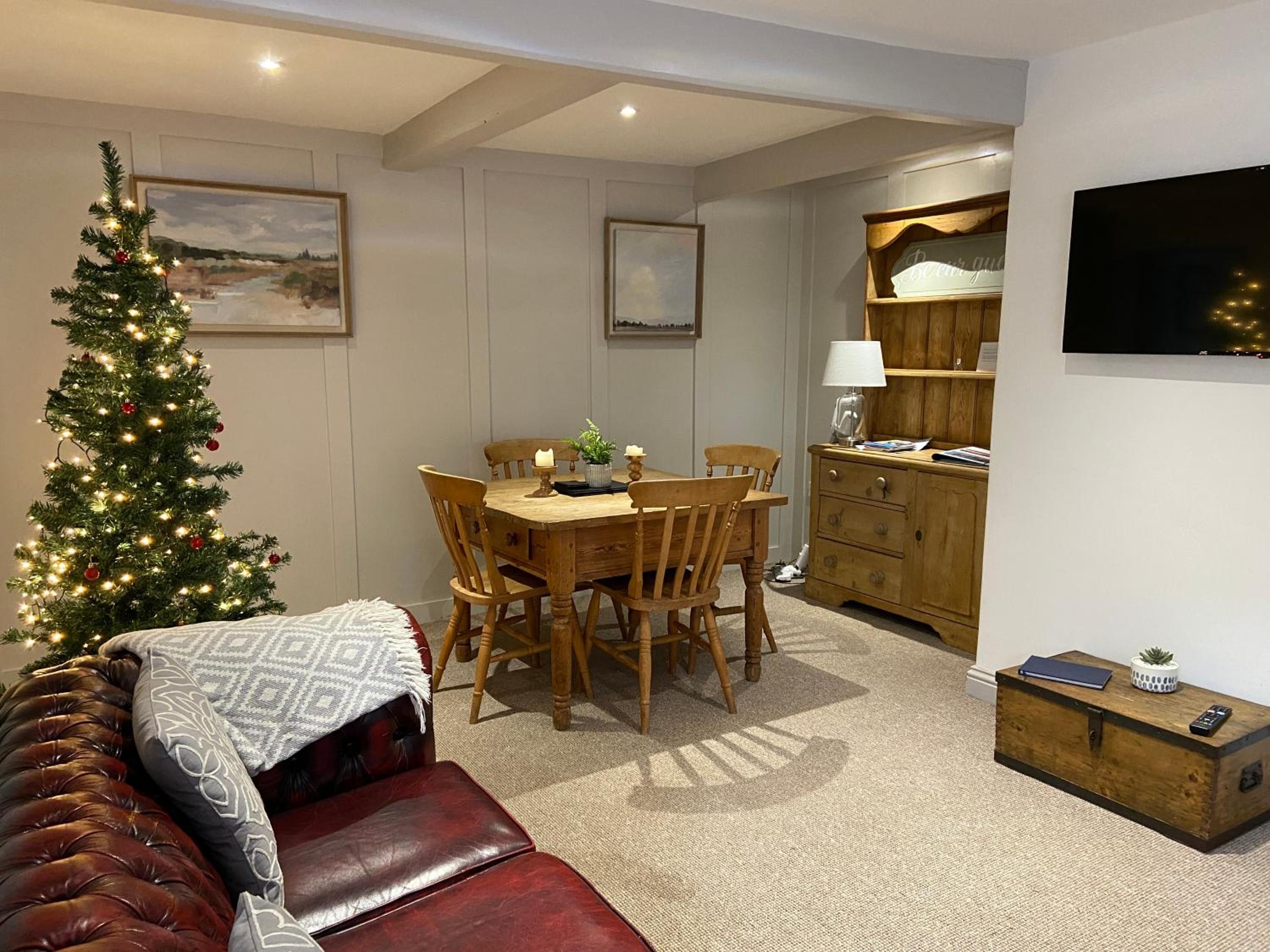 Grade II Listed 2 Bed Cottage with Free Parking view 3