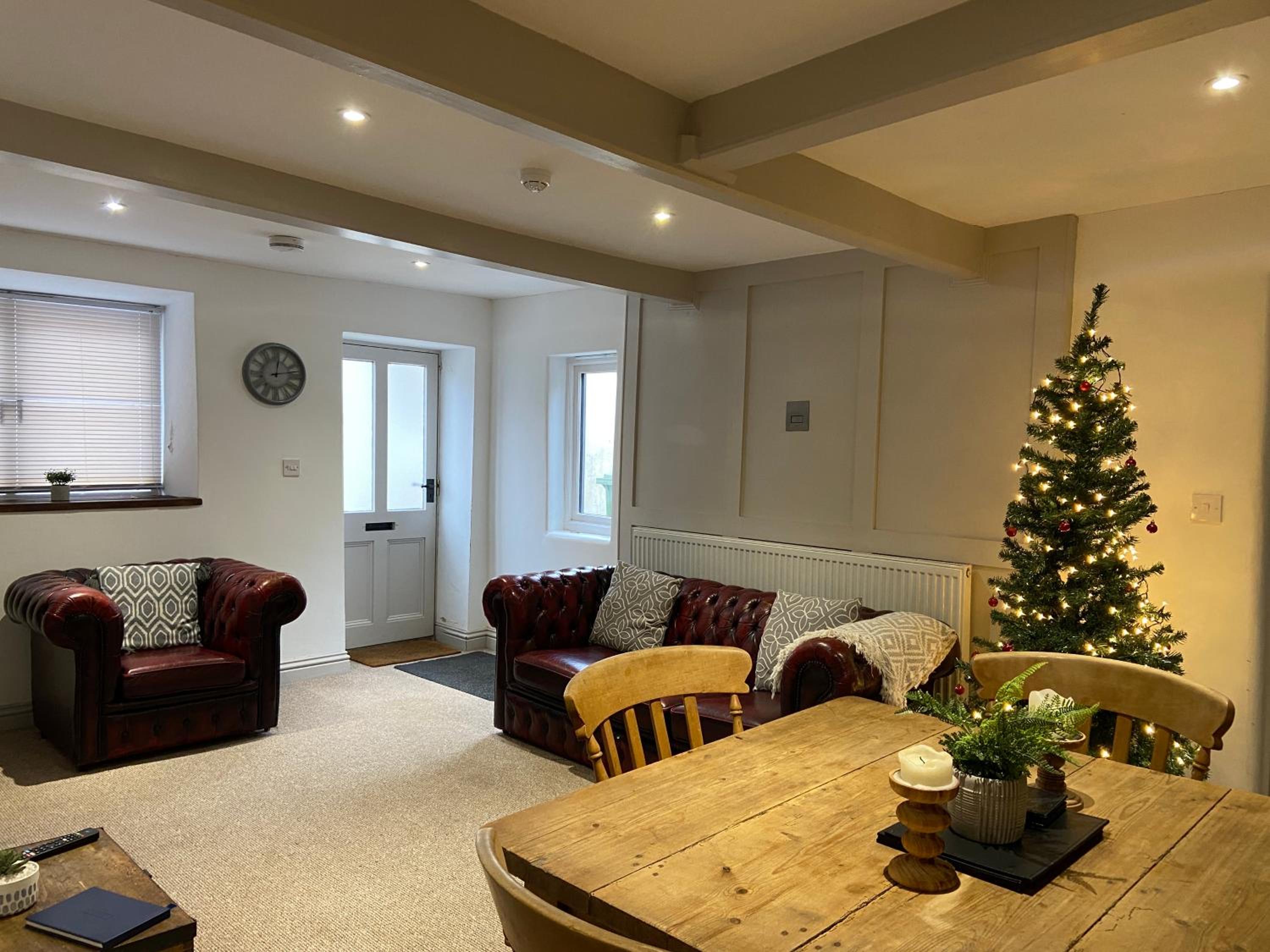 Grade II Listed 2 Bed Cottage with Free Parking view 4