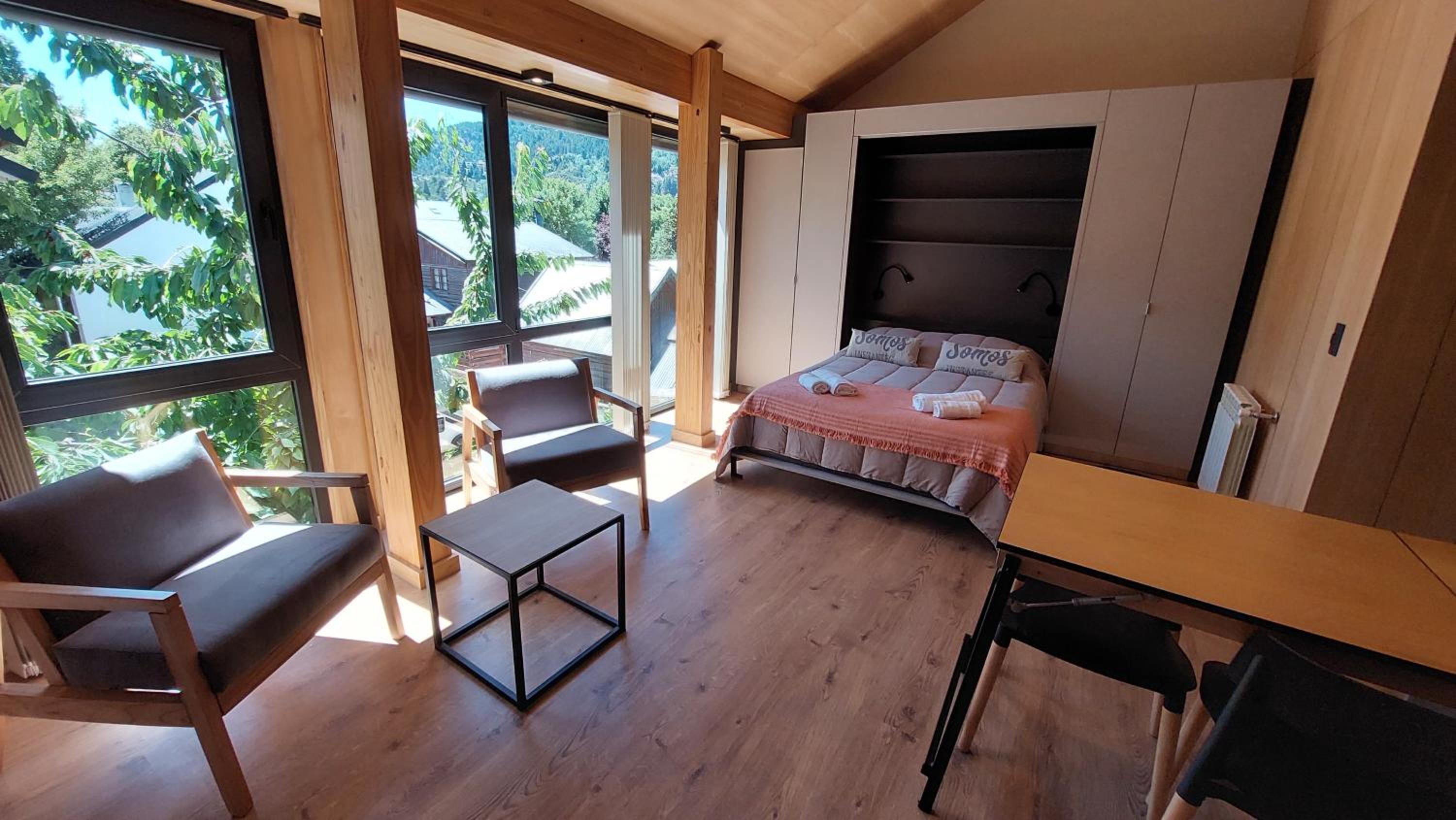 Hermoso monoambiente con entrepiso, para 3 personas, excelente ubicación y vista. 23V5