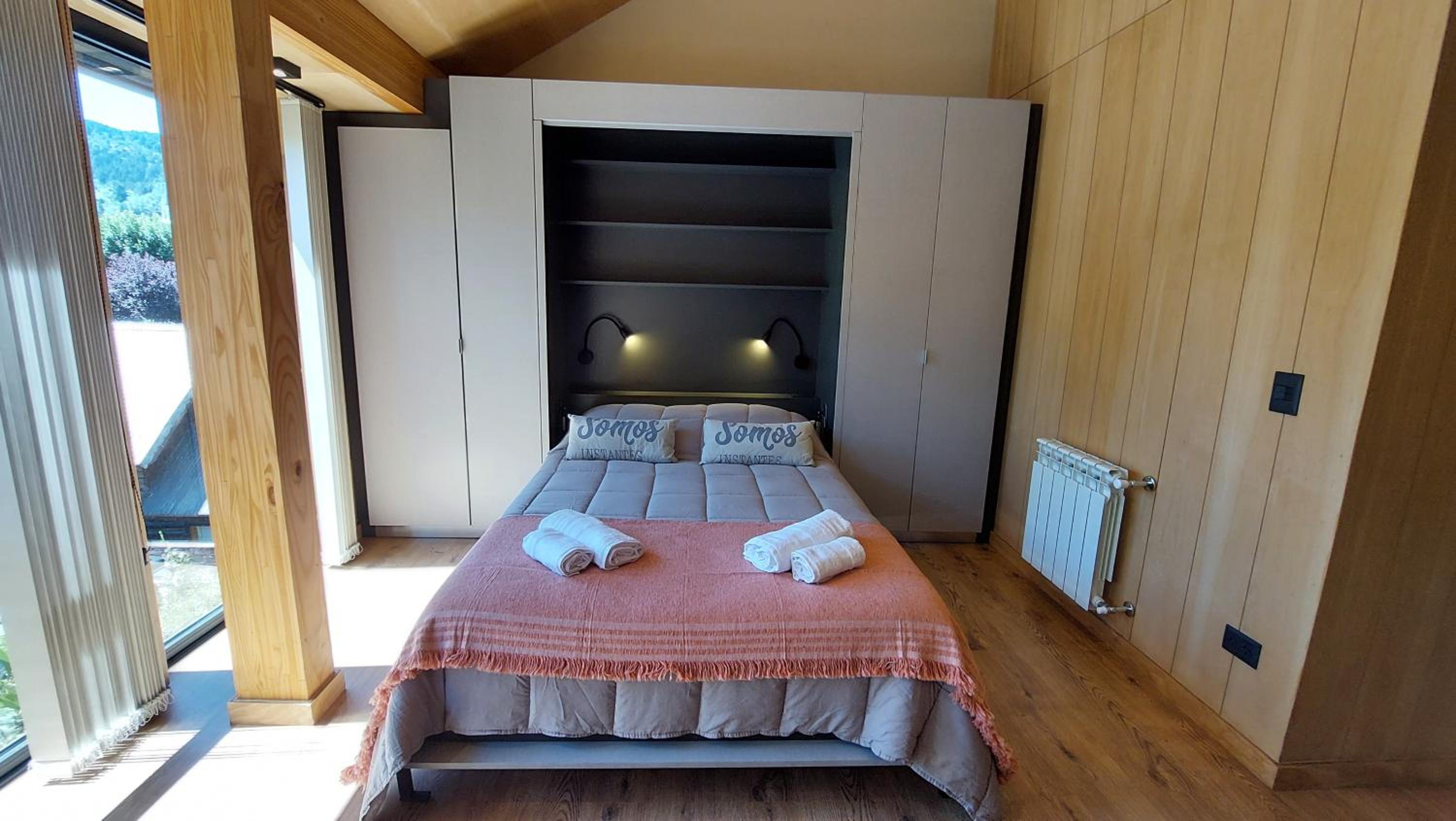 Hermoso monoambiente con entrepiso, para 3 personas, excelente ubicación y vista. 23V5
